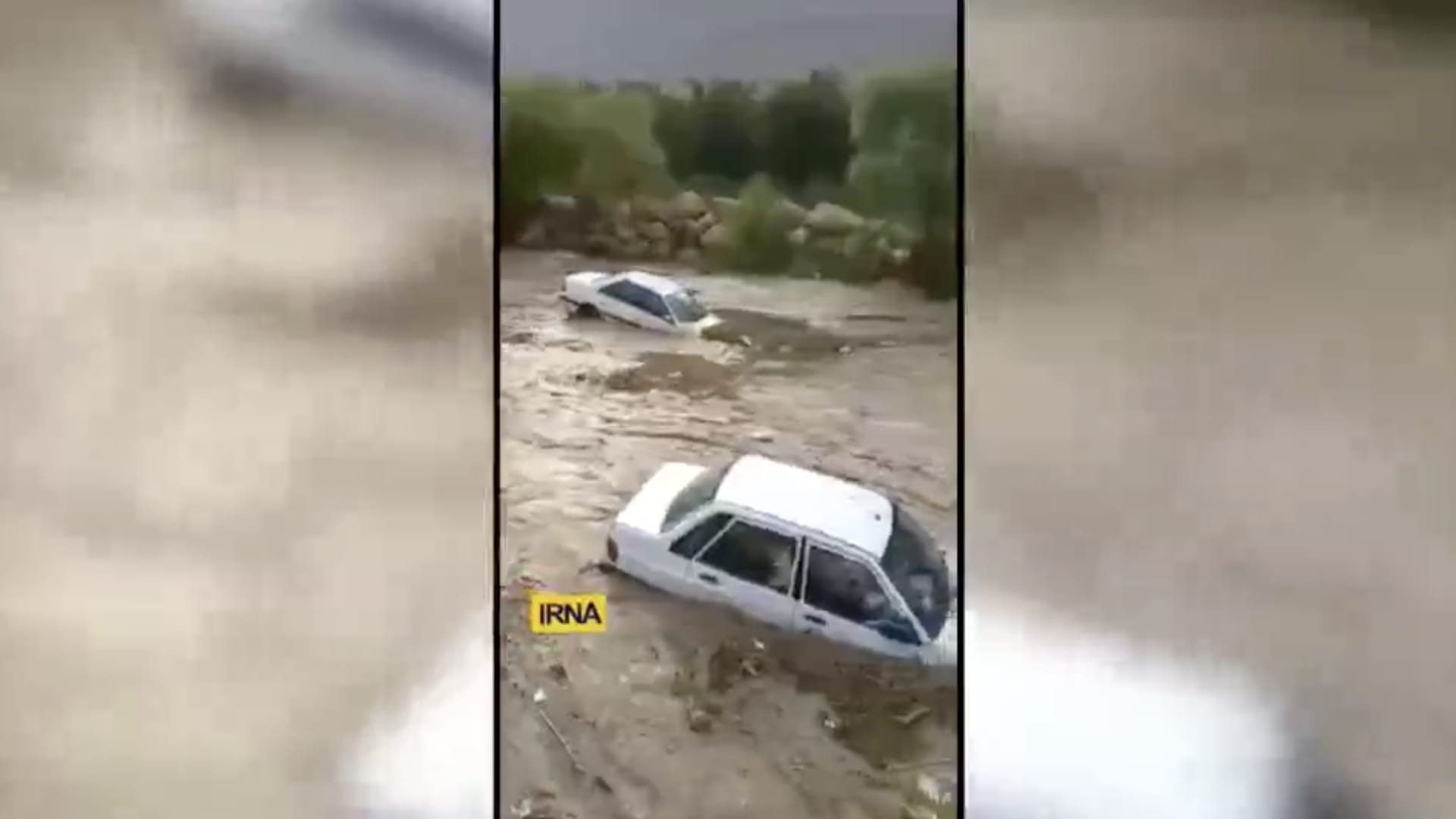 شاهد.. إيراني يصور بهاتفه لحظة انجراف عدد من السيارات بعد فيضان نهر رودبال