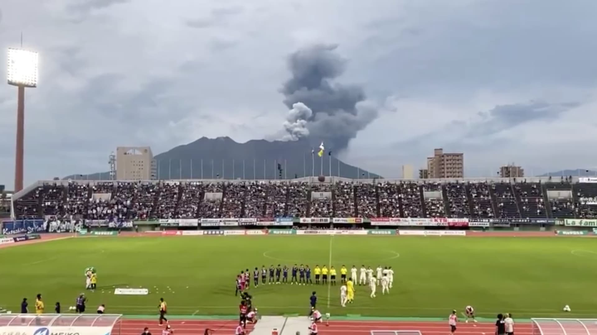 كاميرا ترصد لحظة انفجار بركان أثناء مباراة كرة قدم في اليابان