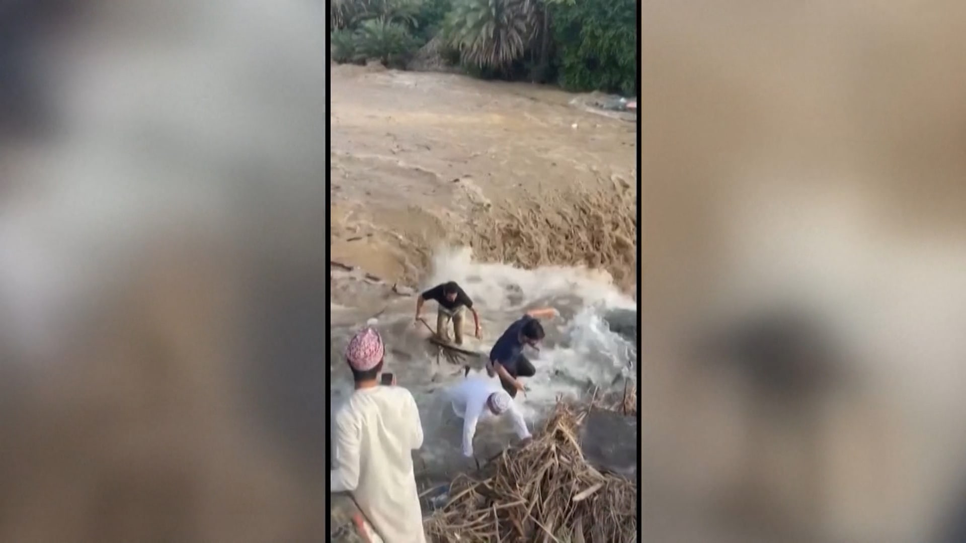 جرفه السيل فجأة.. عماني يرصد لحظة سقوط رجل في الماء وسط ردة فعل عاطفية منه