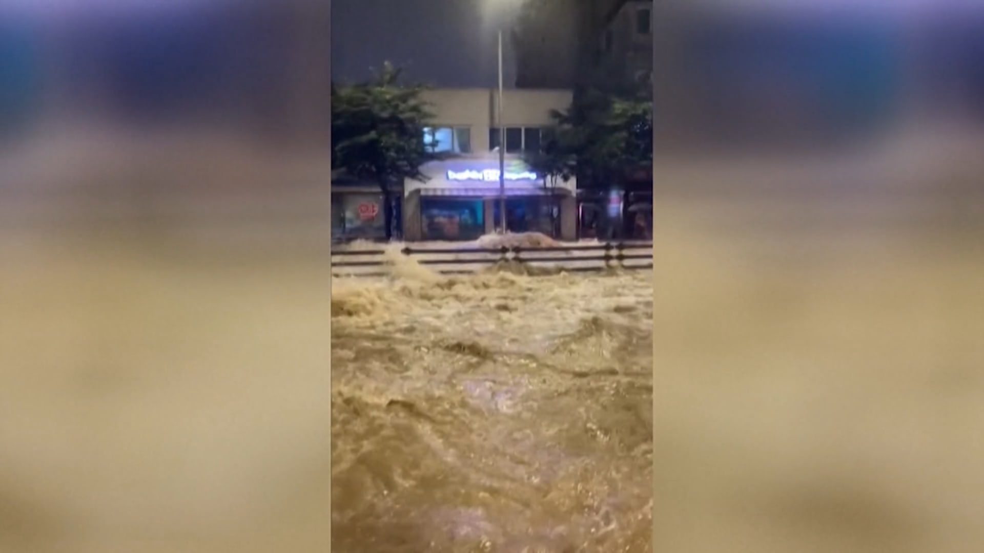 شاهد.. فيضانات تاريخية تُغرق عاصمة كوريا الجنوبية جزئيًا تحت المياه