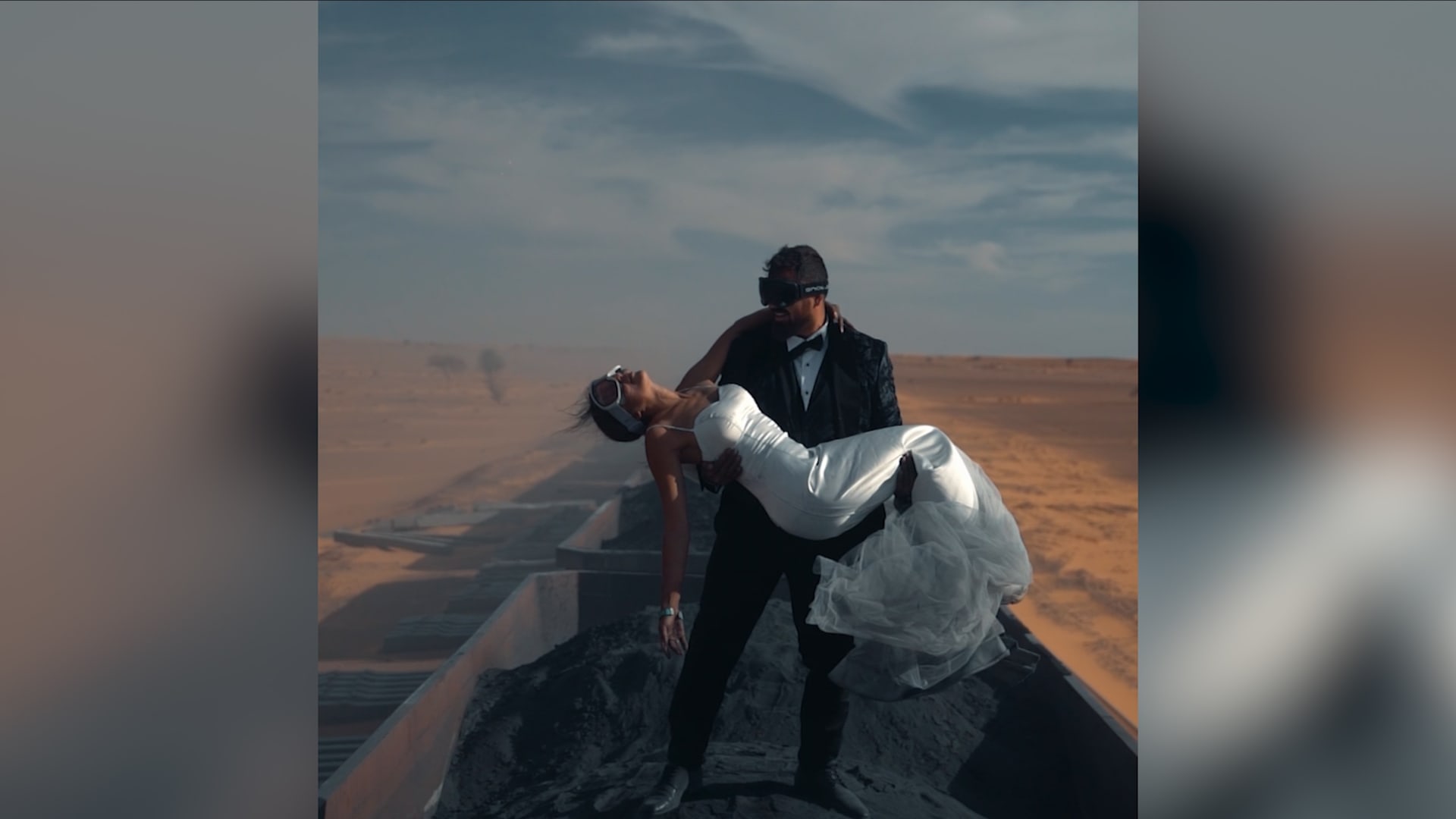 "رحلة العمر".. ثنائي يقوم بجلسة تصوير شهر العسل فوق قطار يشق الصحراء بموريتانيا