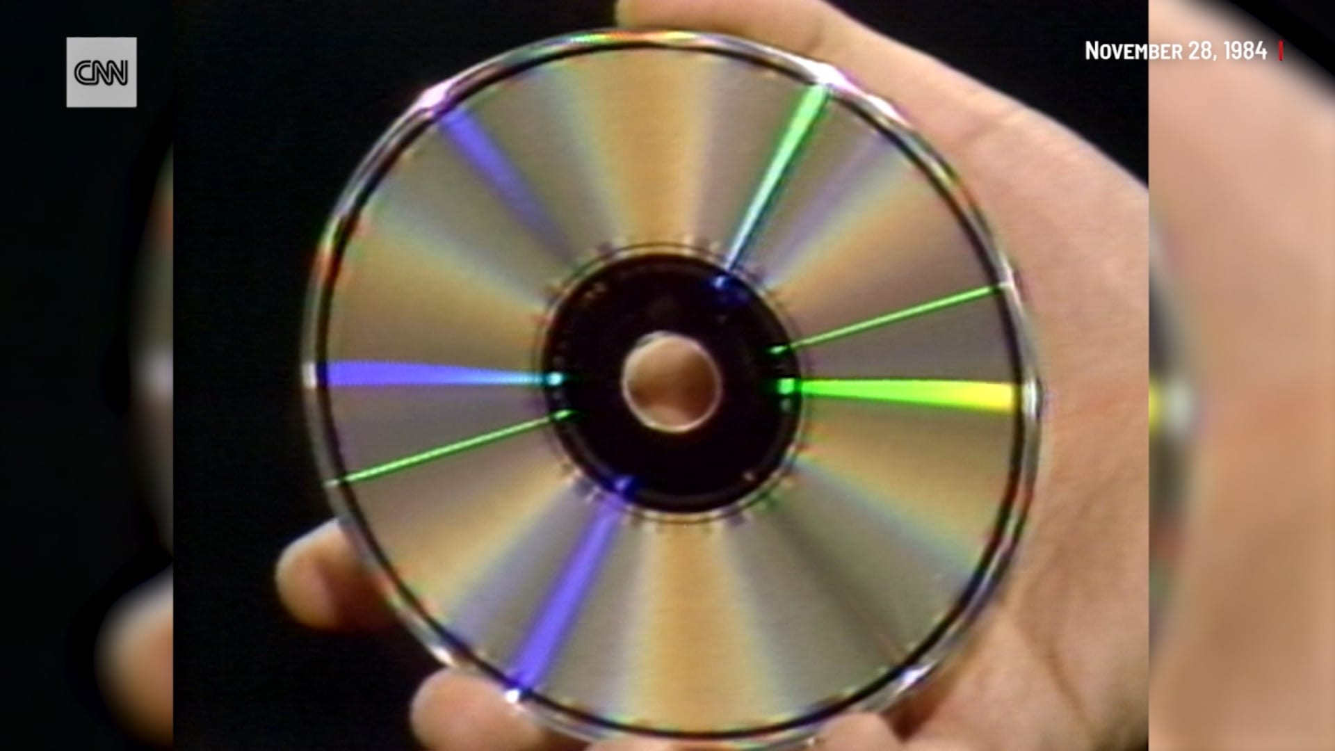 من "الخزنة": شاهد تغطية CNN لأول قرص "CD"مضغوط تم إنتاجه قبل 40 عامًا