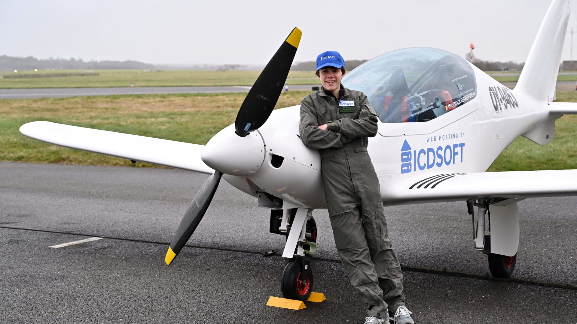 مراهق عمره 17 عامًا يحطم الرقم القياسي في الطيران الفردي حول العالم