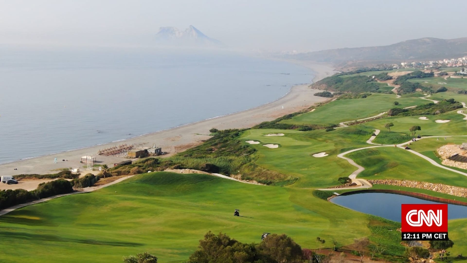 من ملعب الغولف هذا في إسبانيا.. يمكنك التمتّع بمشاهد خلّابة لقارتين