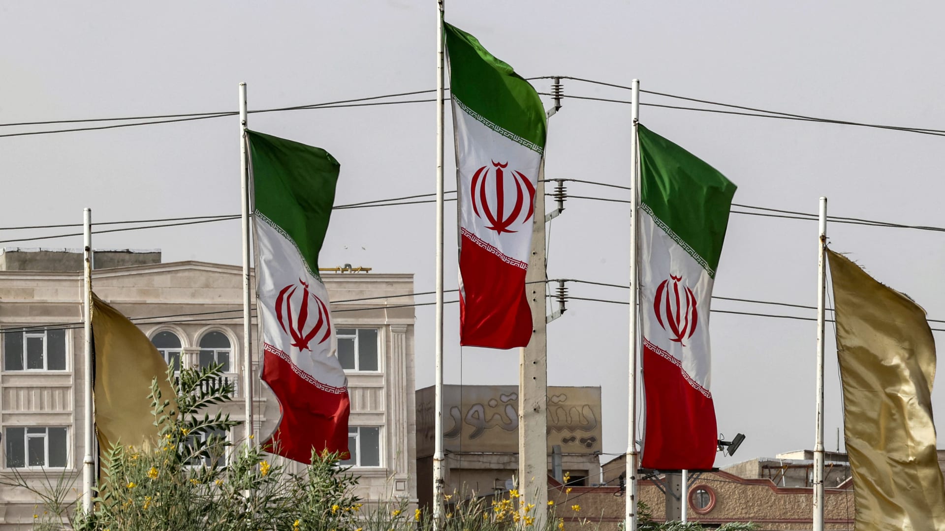 صورة ارشيفية لأعلام إيرانية بطهران 