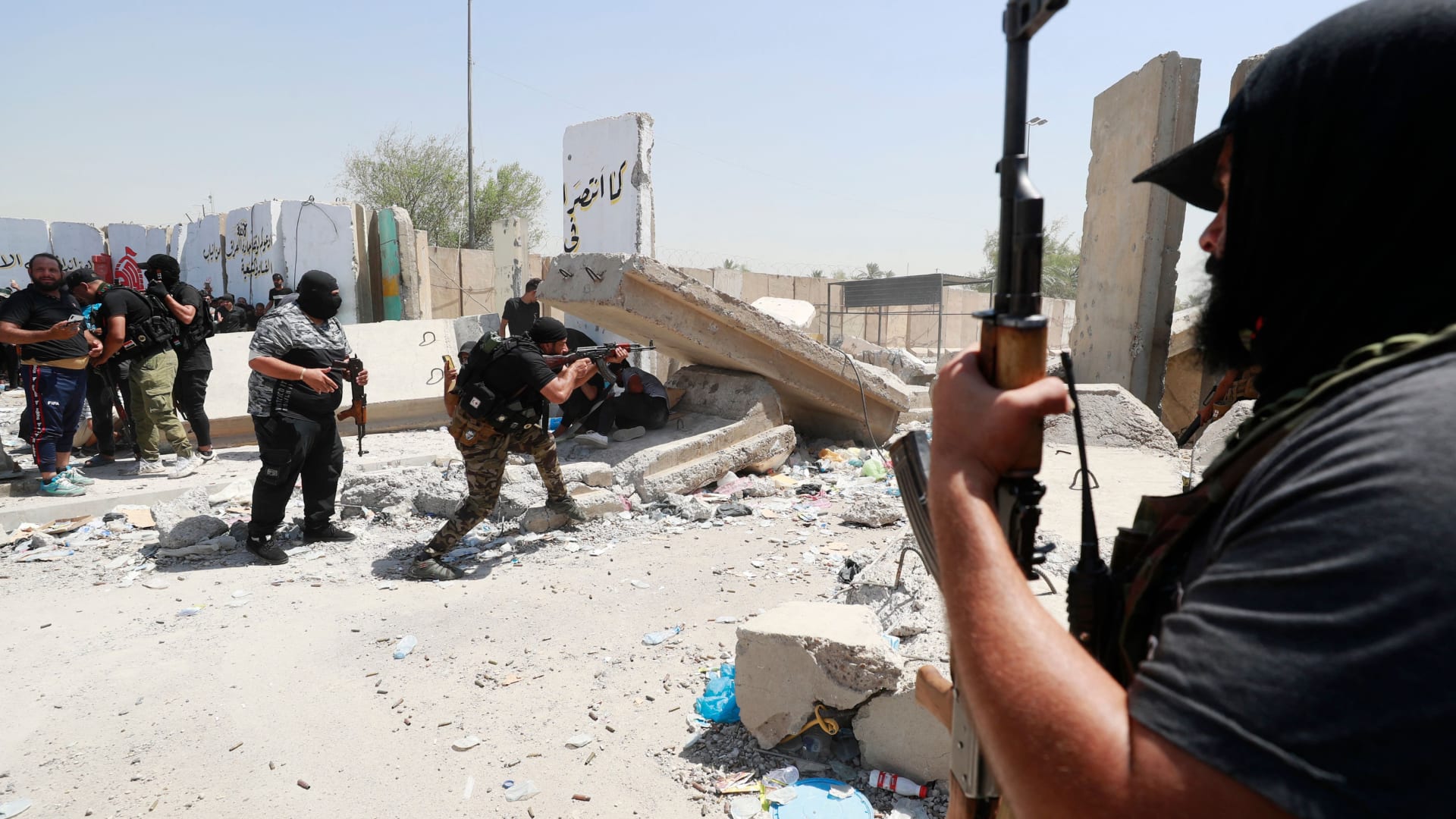 اشتباكات مسلحة عنيفة بين مؤيدي مقتدى الصدر ومسلحين من جهات أخرى في بغداد