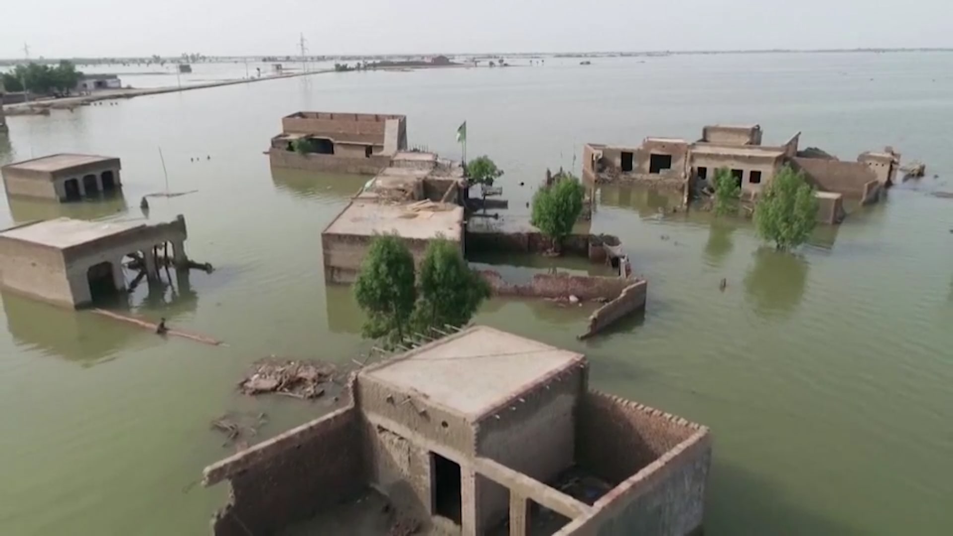 كارثة الفيضانات في باكستان تدفع اقتصادها الهش إلى حافة الهاوية