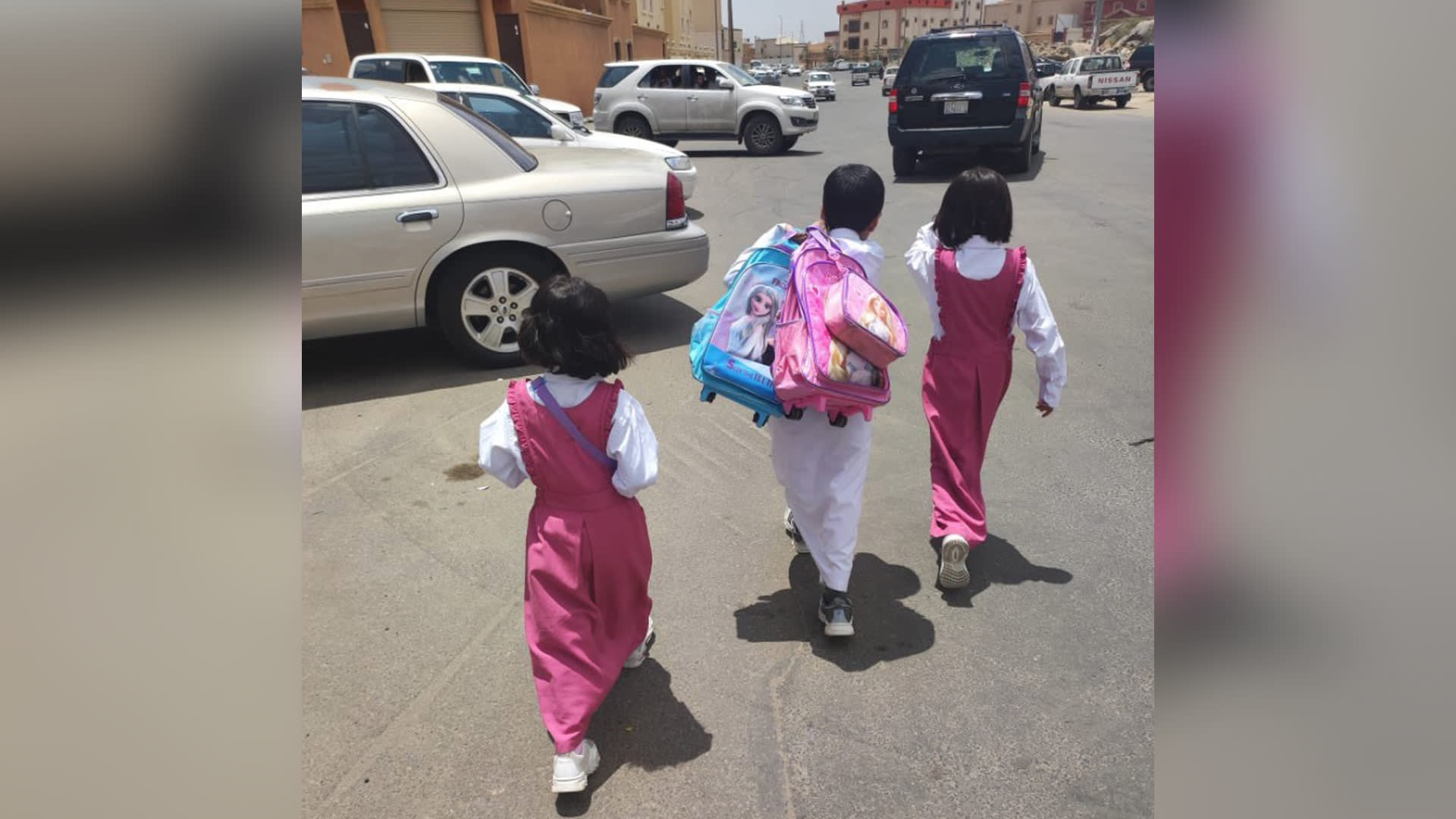 "أبطال المشهد".. طفل سعودي يثير تفاعلا واسعا بمساعدة شقيقتيه وإدارة تعليم عسير تُعلق