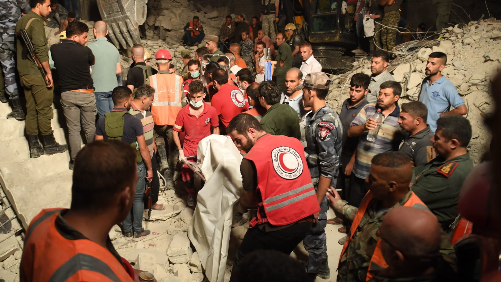 شاهد اللحظات الأولى بعد انهيار مبنى في مدينة حلب السورية.. وأنباء عن قتلى ومفقودين