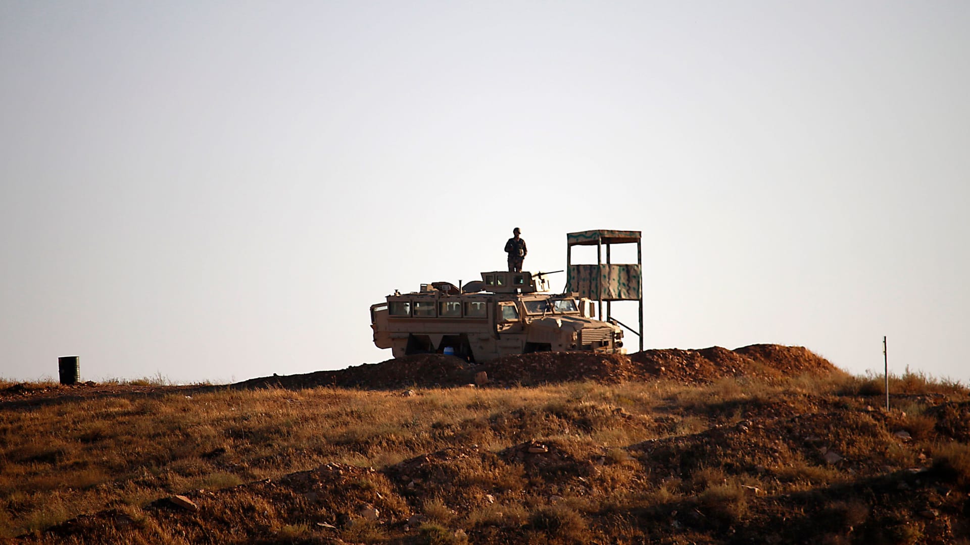صورة أرشيفية لعربة مدرعة تابعة للجيش الاردني قرب الحدود مع سوريا 