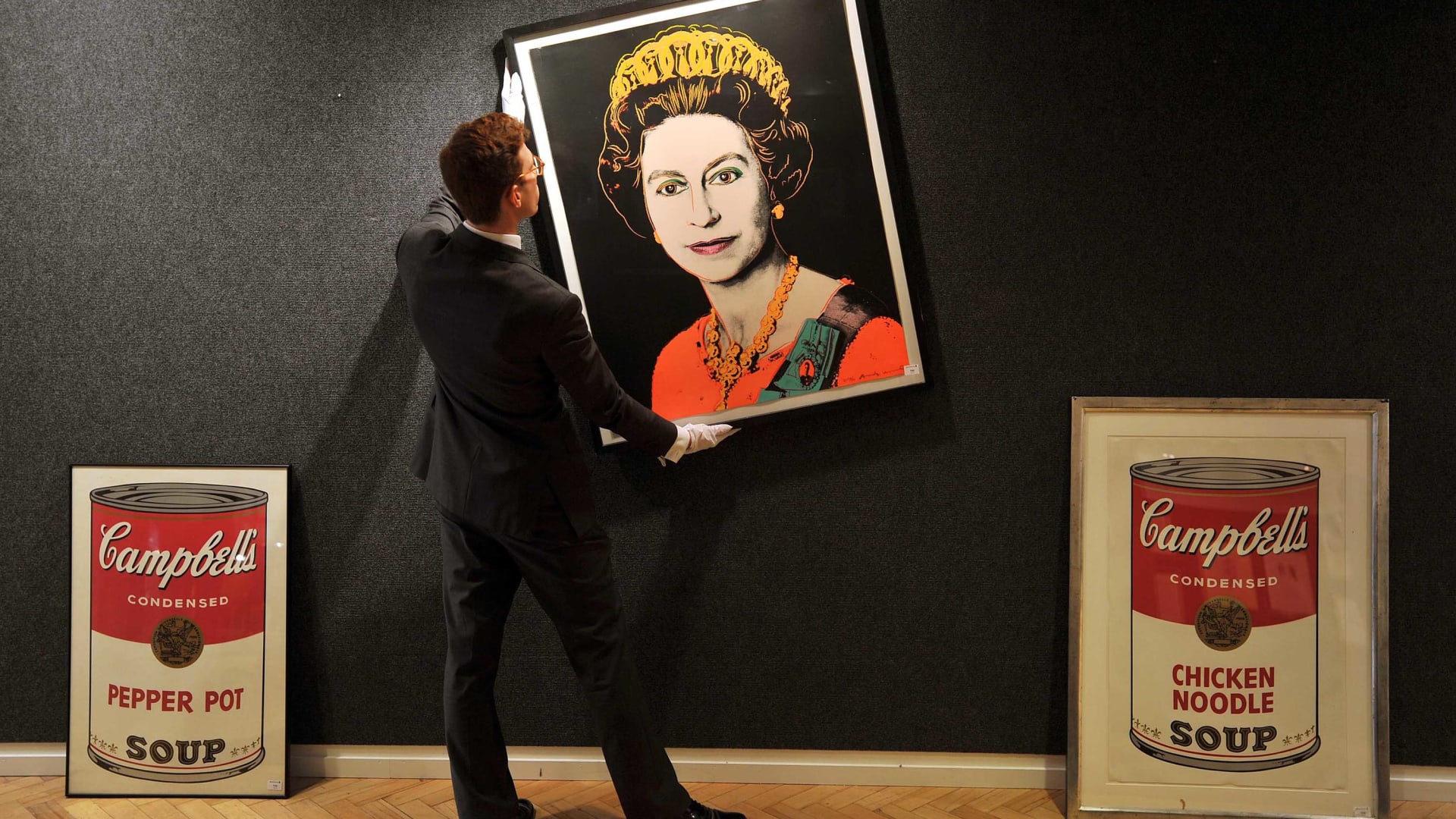 كيف خلّد الفنانون الملكة إليزابيث الثانية خلال فترة حكمها