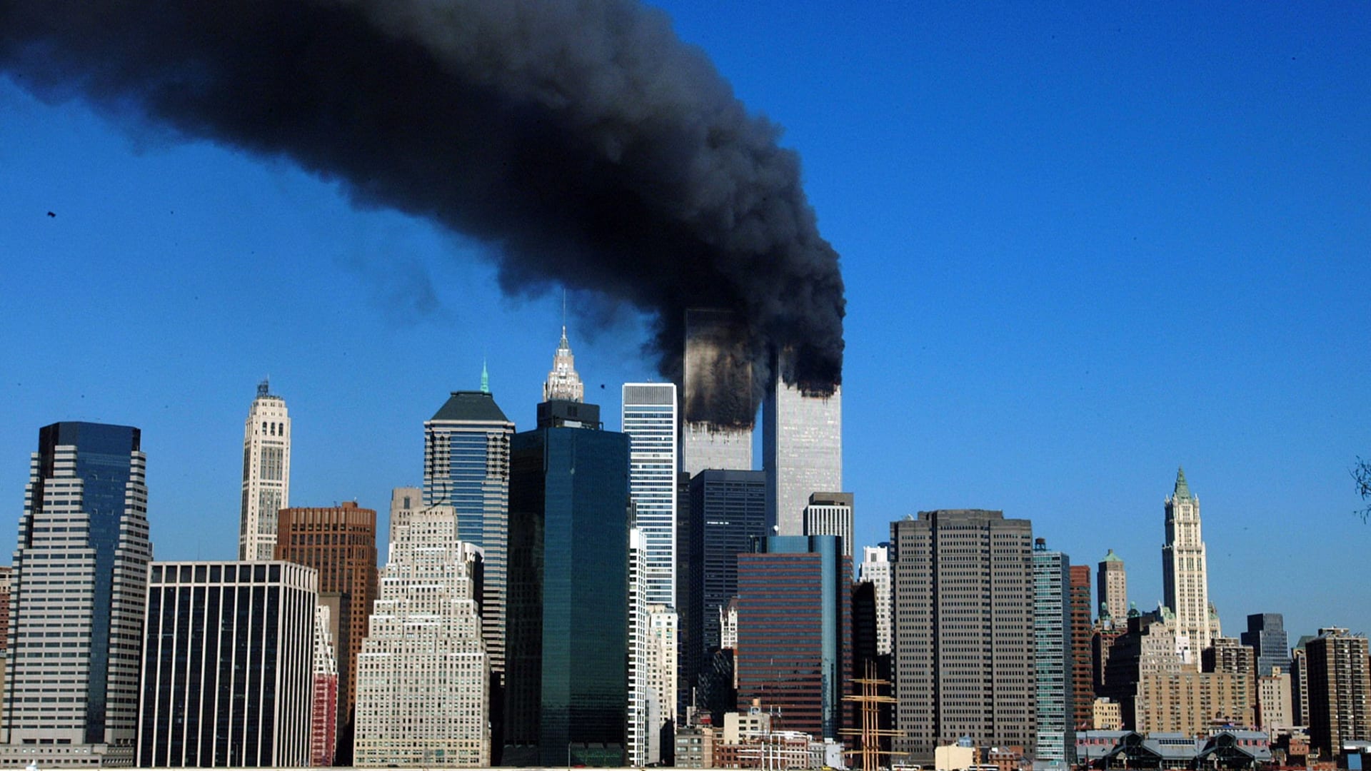 برجي التجارة في نيويورك بعد لحظات على الهجوم العام 2001