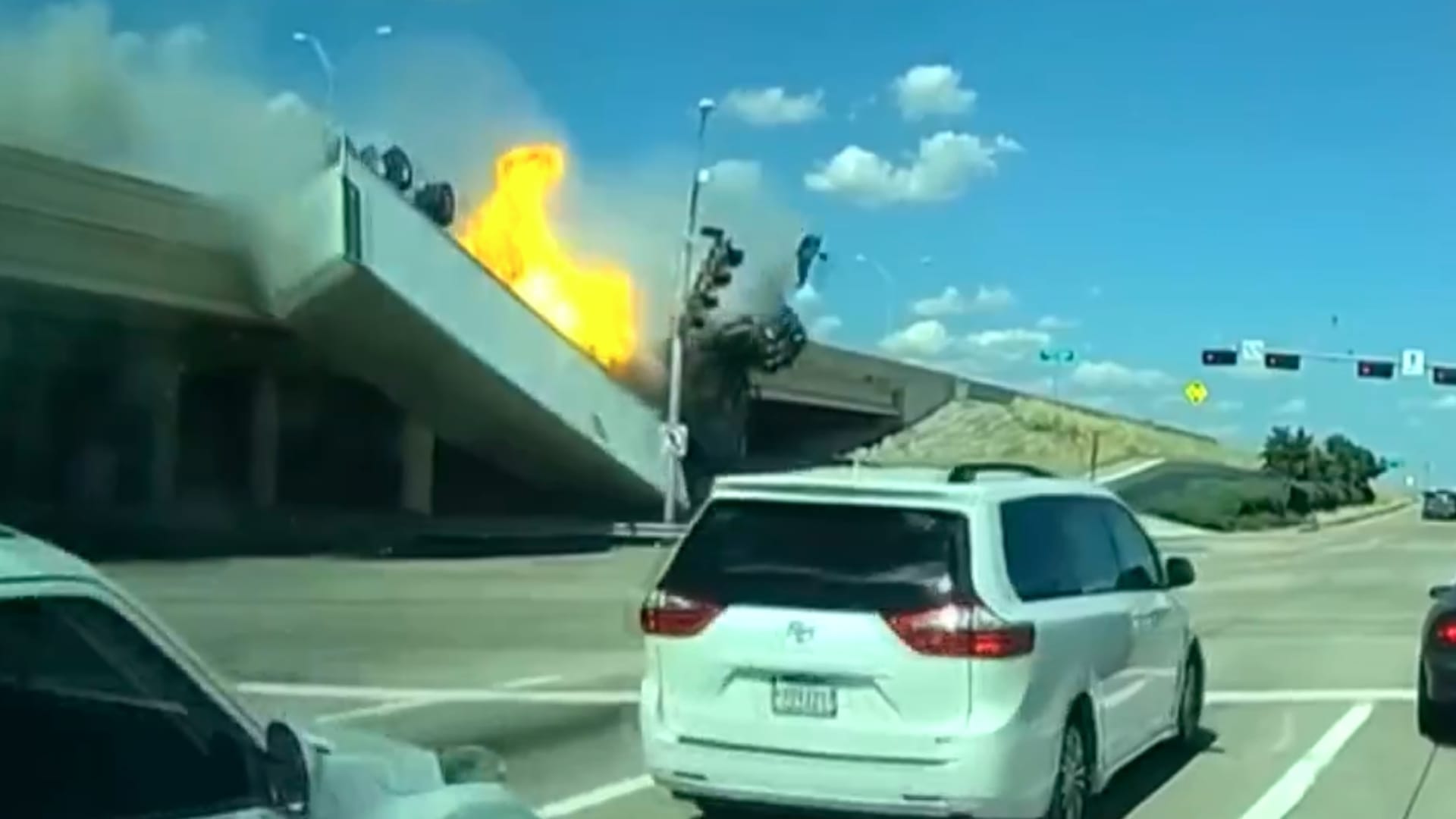 السائق احترق بداخلها.. فيديو يوثق لحظة سقوط شاحنة من فوق جسر واشتعالها