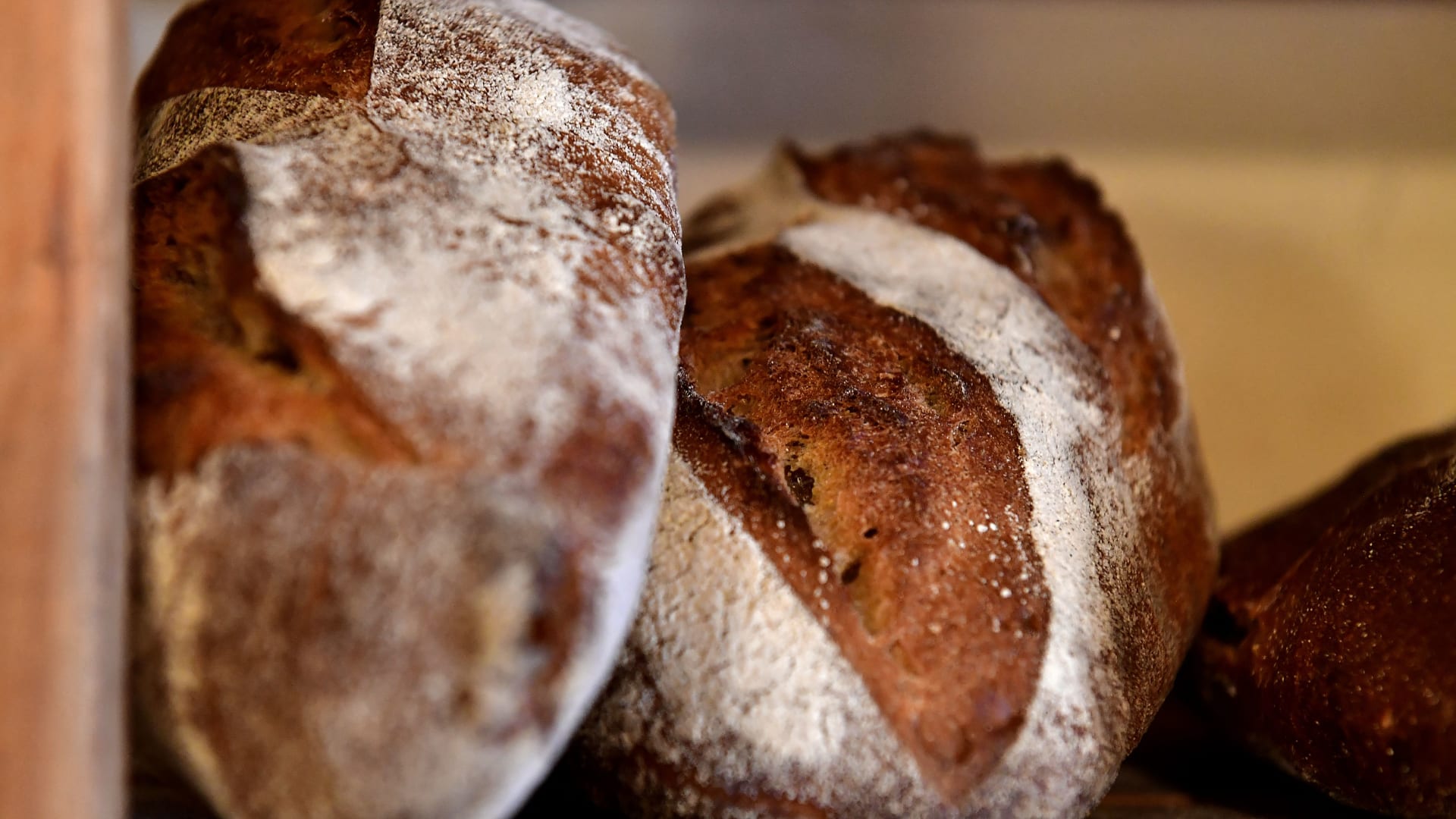 ما هو الخبز الذي يعود بفائدة غذائية أكبر علينا؟ 
