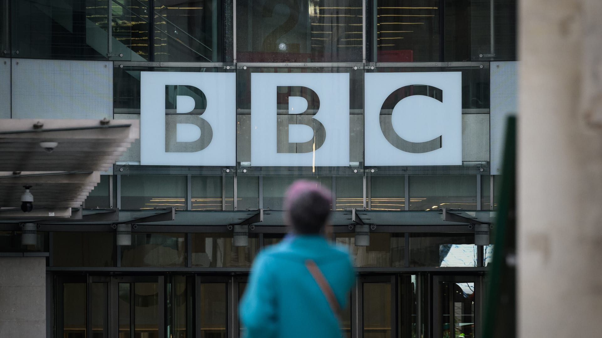 صورة أرشيفية لشعار BBC في مقرها بلندن