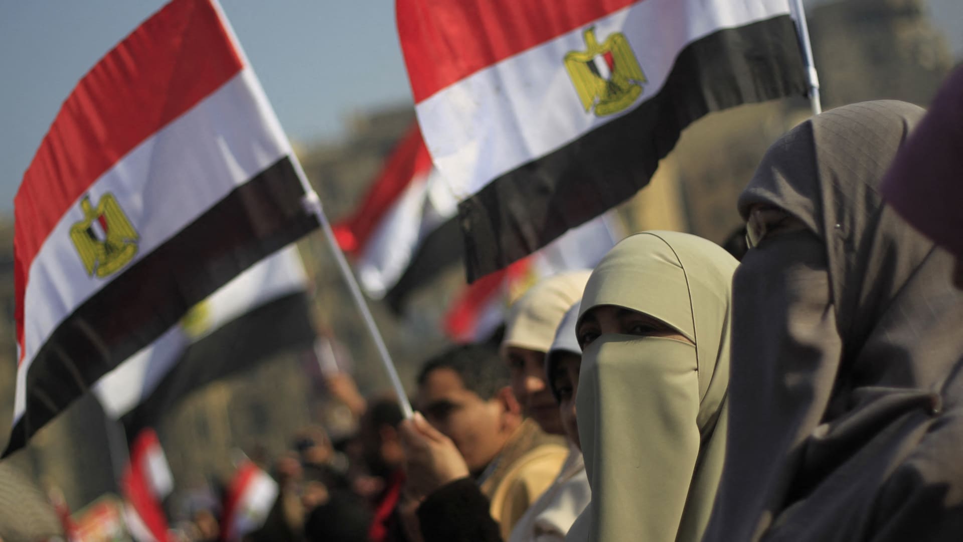 صورة ارشيفية تعبيرية لمنتقبات يرفعن أعلام مصر 