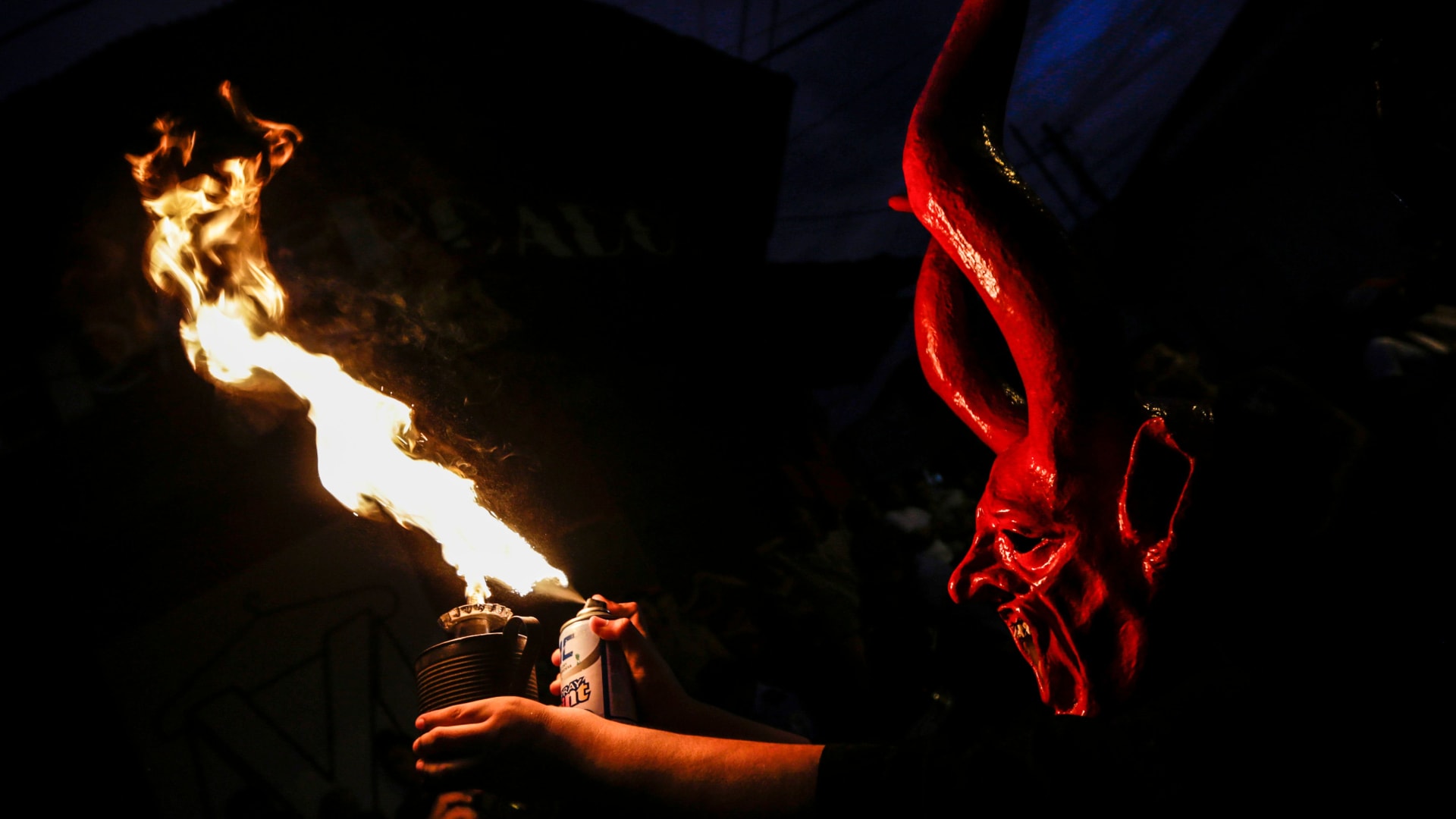 صورة أرشيفية تعبيرية لشخص يرتدي زي شيطان خلال مهرجان في نيكاراغوا العام 2018