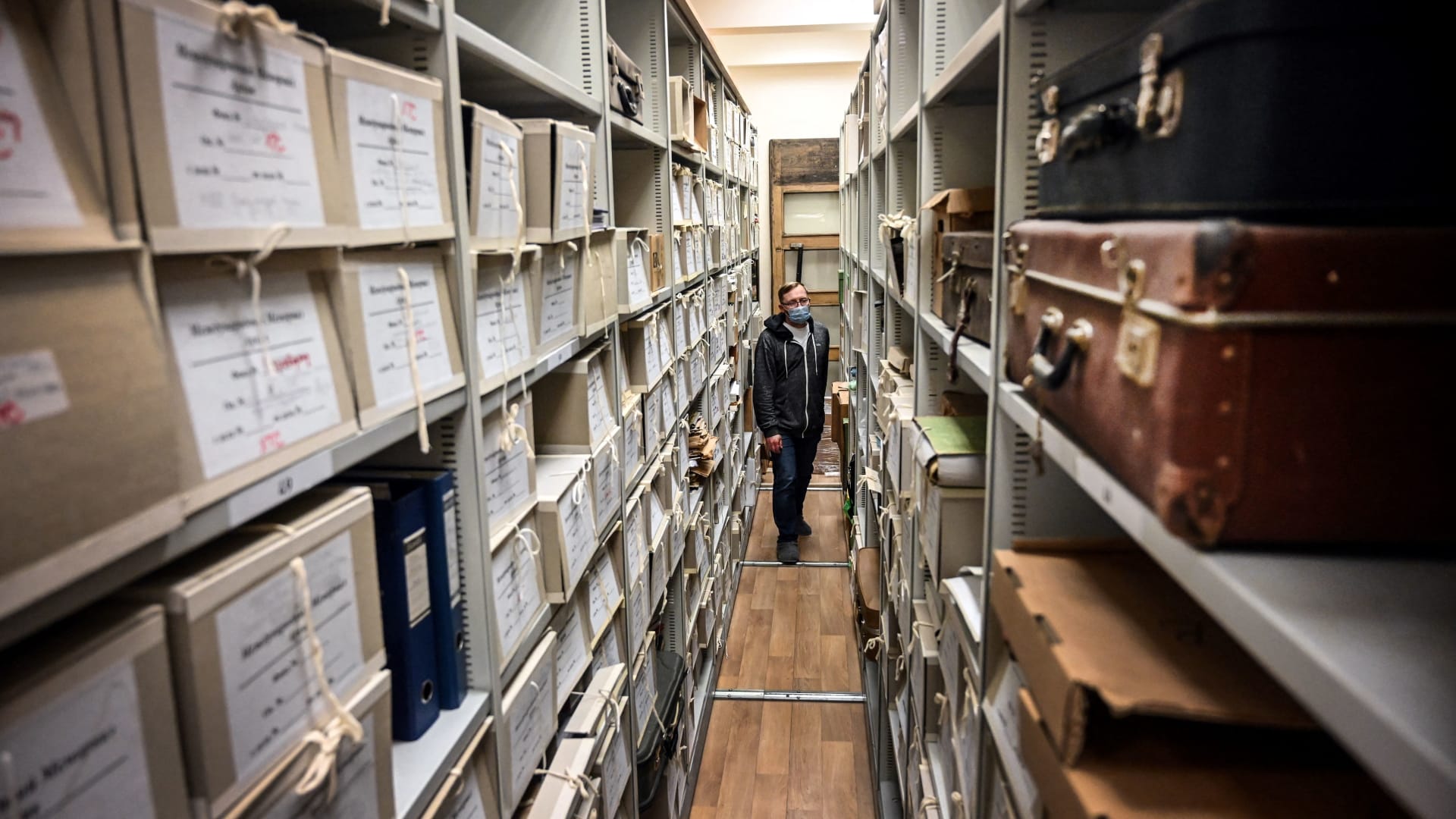 موظف داخل أرشيف مركز ميموريال الروسي لحقوق الإنسان 