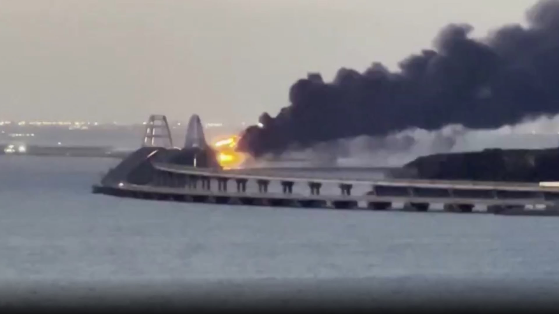 شاهد لحظة اندلاع حريق هائل في جسر يربط روسيا بجزيرة القرم