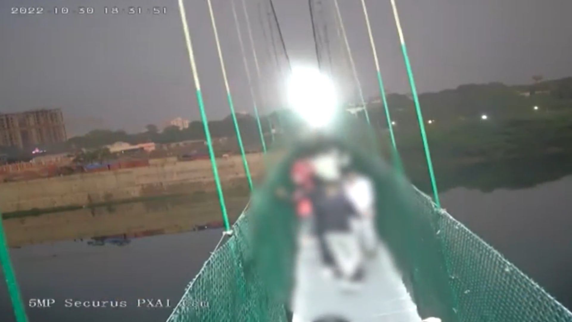 اهتز وسقط في المياه فجأة.. كاميرا ترصد لحظة انهيار الجسر المعلق في الهند