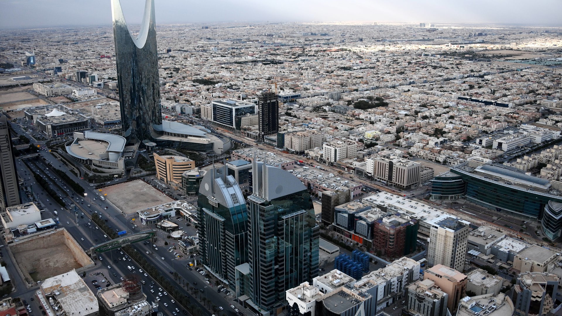 كاتب سعودي يتحدث عن "ألدولة الحديثة": لا تمانع بوجود معبد وملهى