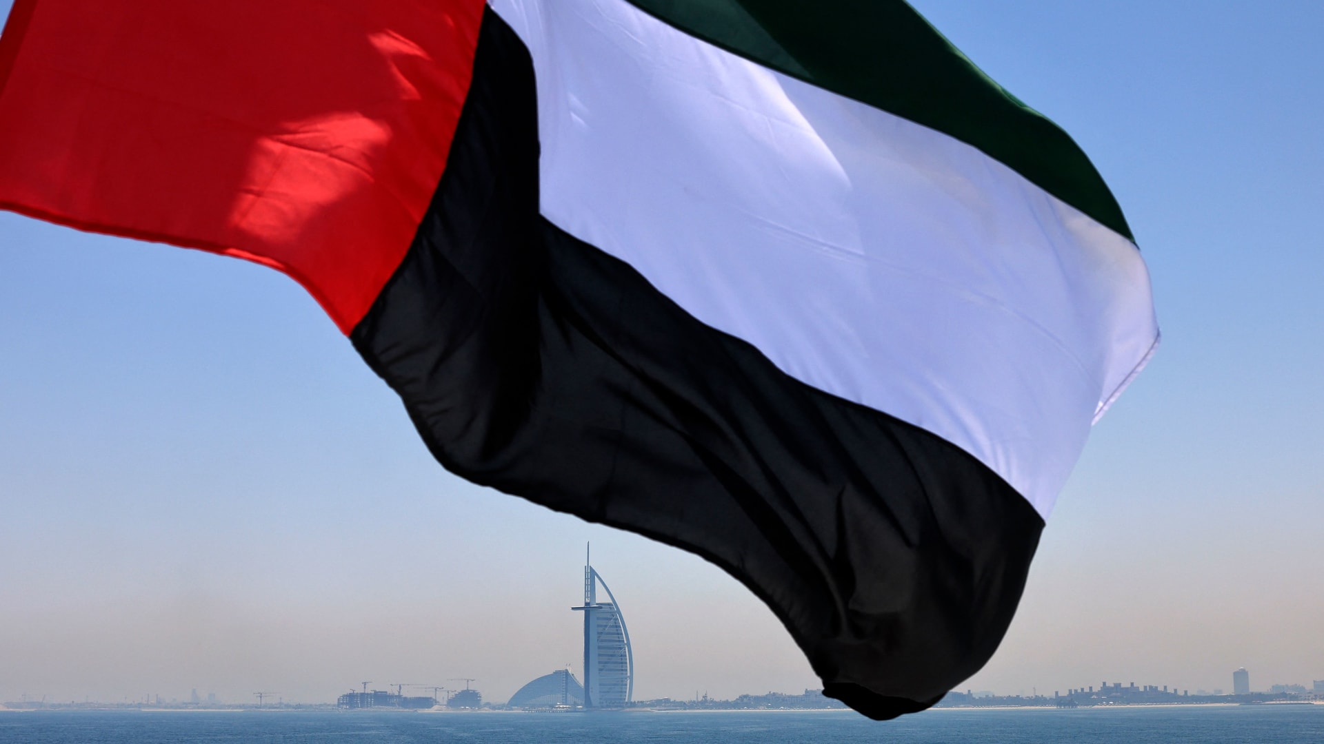 الإمارات تدين استهداف الحوثيين ميناء قنا جنوبي اليمن بطائرات مسيرة مفخخة
