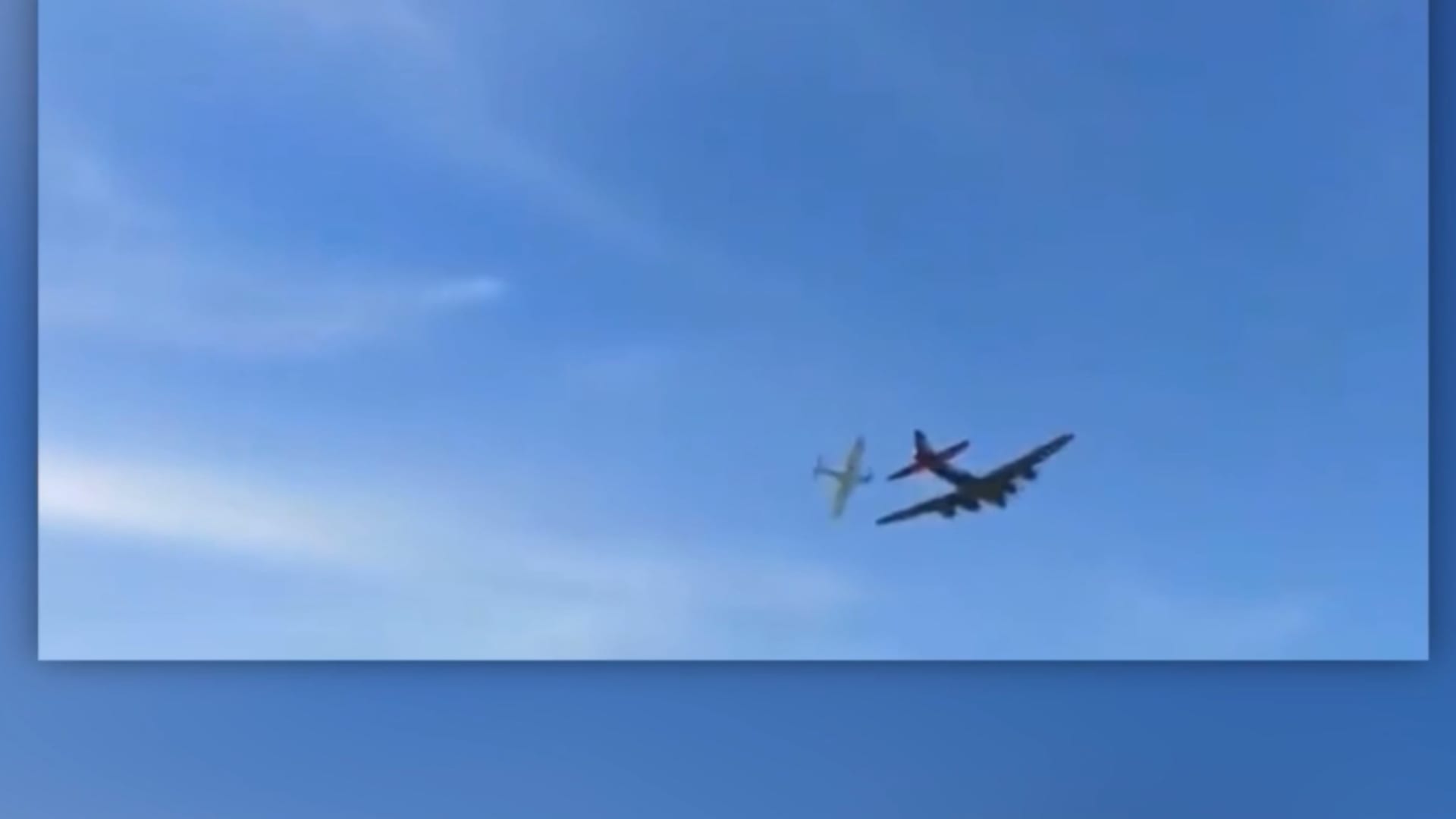 اصطدمتا أمام الجمهور.. فيديو يظهر تحطم طائرتين أثناء عرض جوي