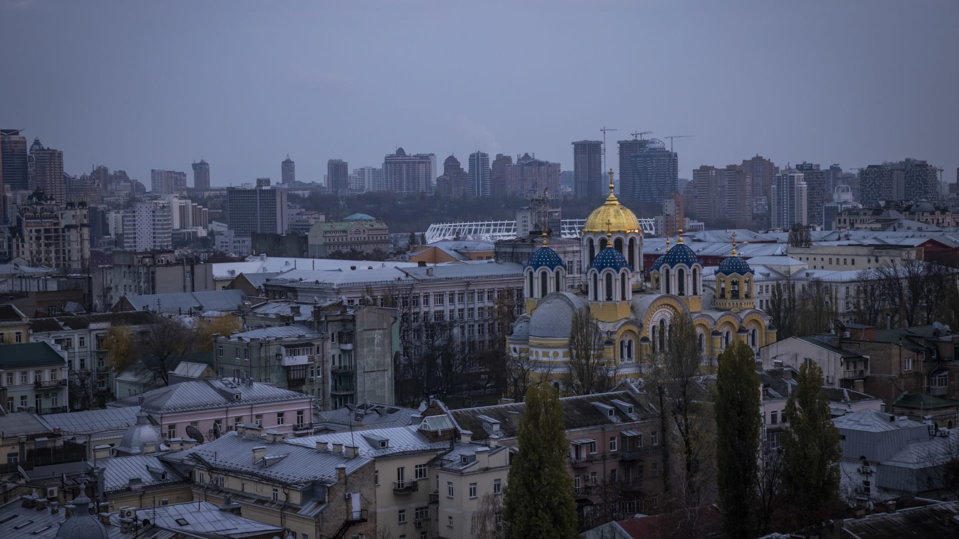 قصف على كييف مع دوي صفارات الإنذار في جميع أنحاء أوكرانيا