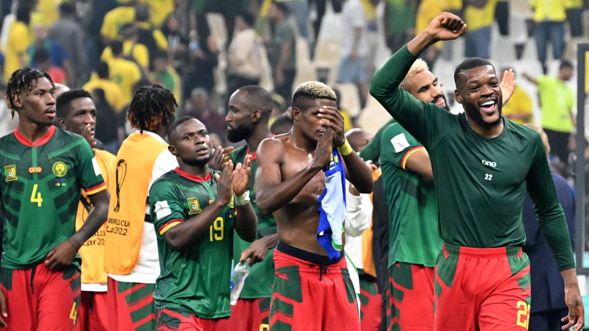 لاعبون بالمنتخب الكاميروني عقب المباراة مع البرازيل 