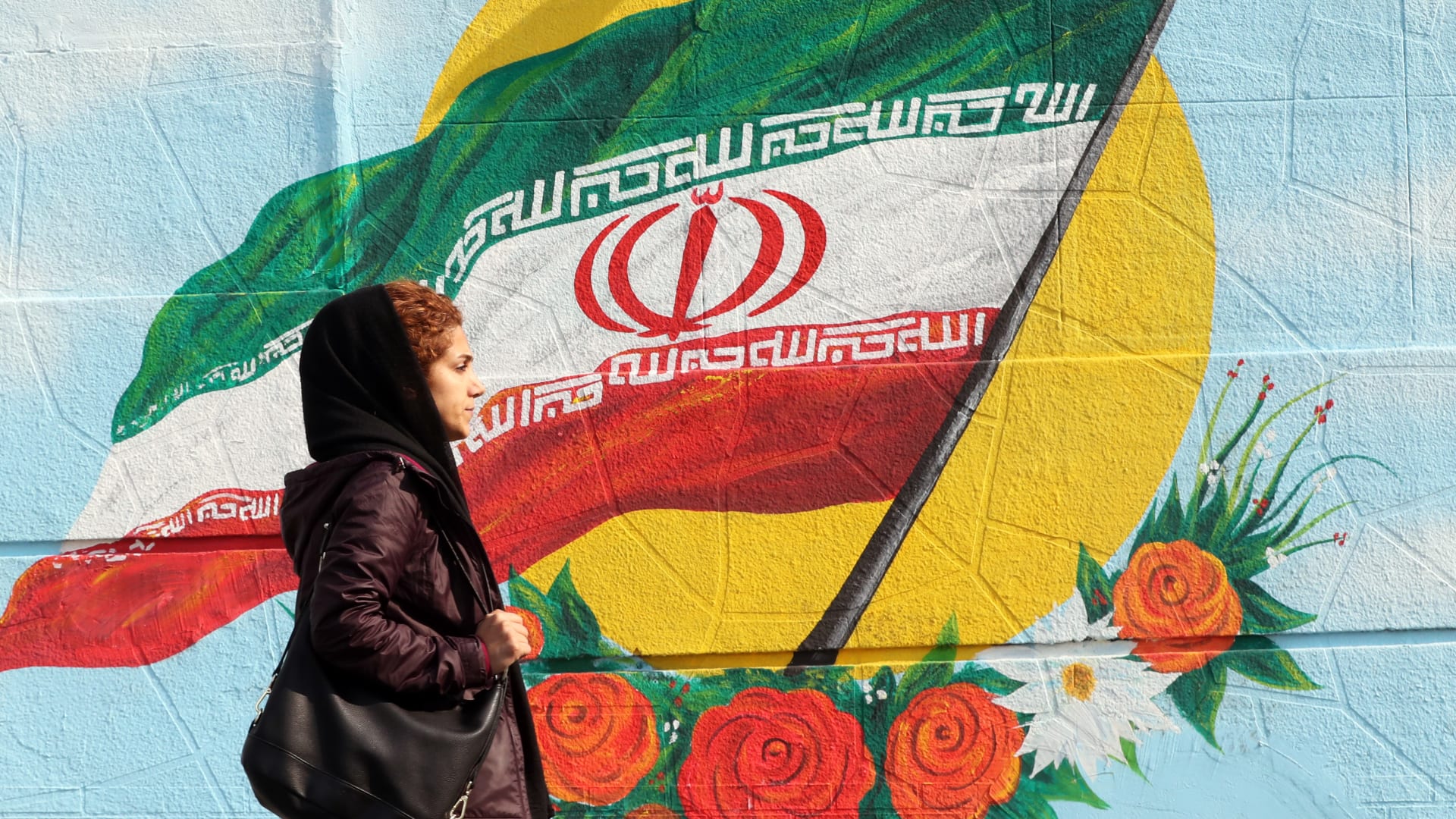 إيران تراجع قانون الحجاب الإجباري.. وتضارب رسمي حول إلغاء "شرطة الأخلاق"