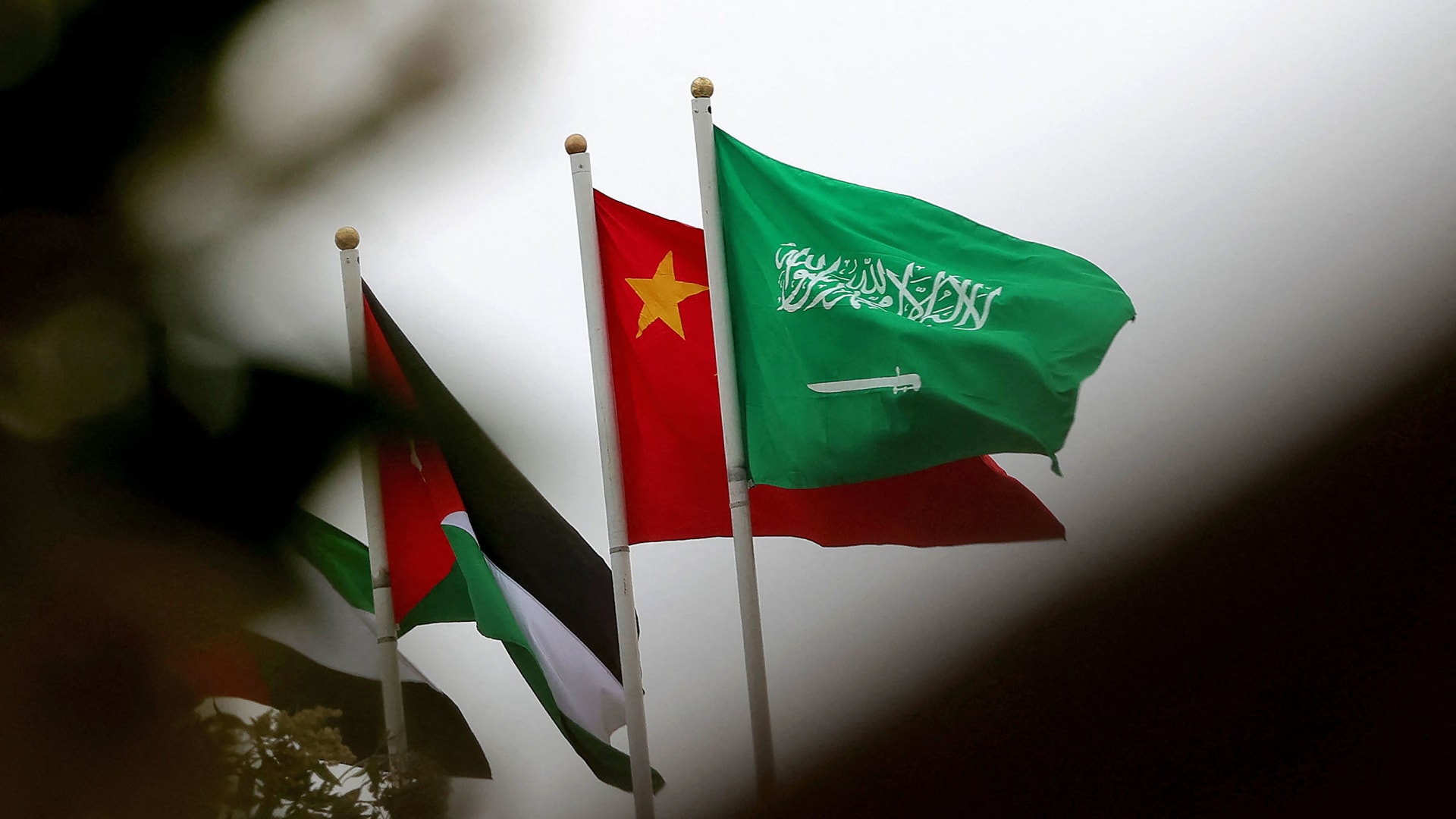 العلم السعودي والعلم الصيني في الرياض 