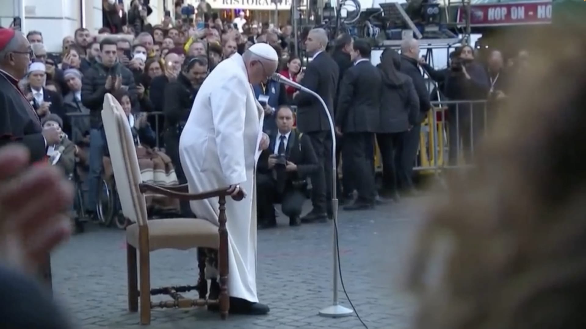 انهار أمام الحضور.. شاهد لحظة بكاء بابا الفاتيكان في صلاة من أجل أوكرانيا