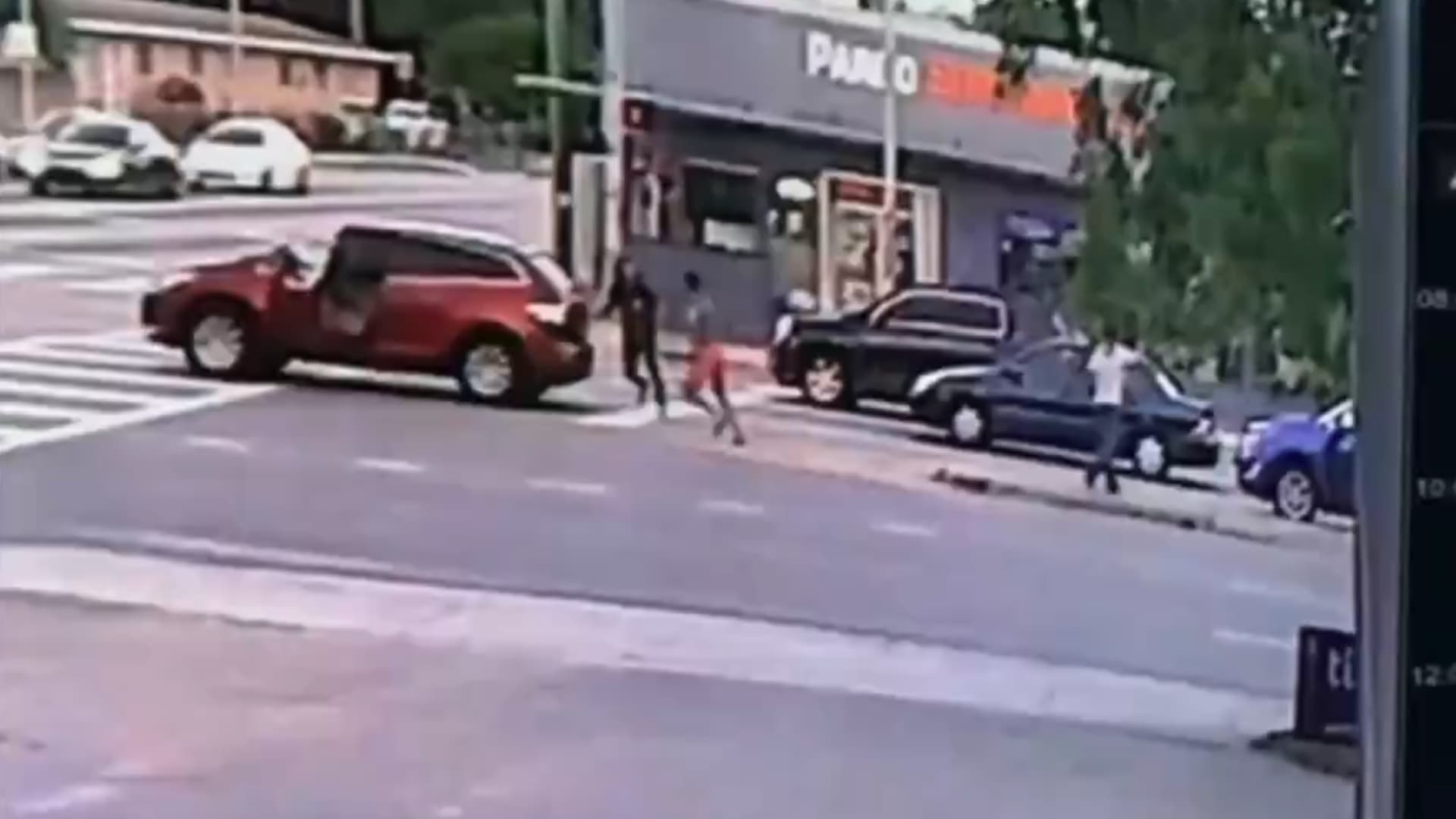 قتله بلكمة واحدة.. شاهد مصير ممثل مكسيكي رصدته كاميرا يضرب رجلًا في الشارع