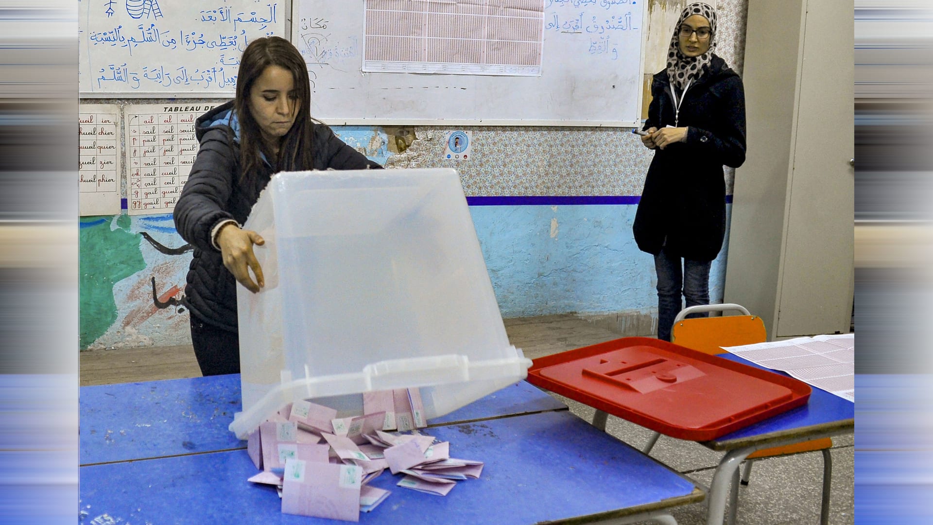 من عمليات فرز الأصوات في الانتخابات التشريعية التونسية 
