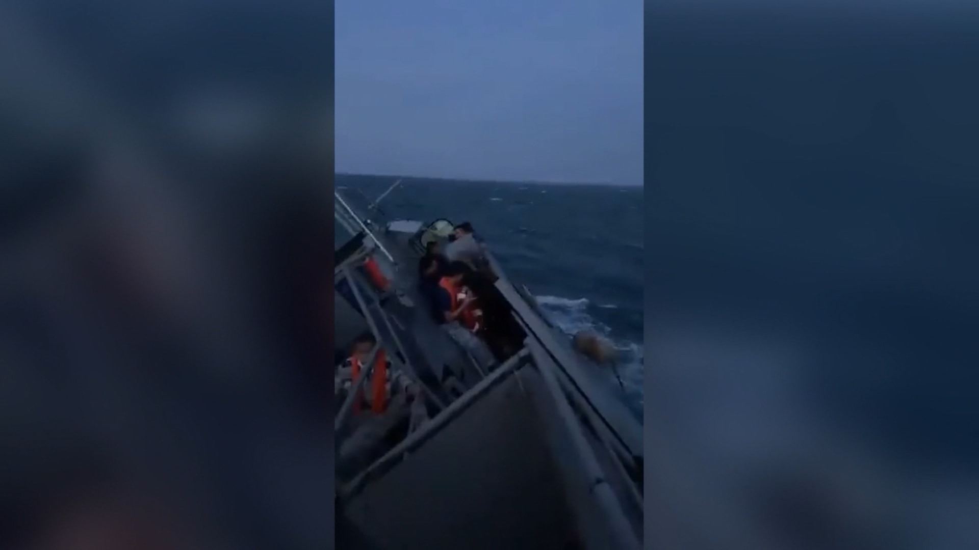 مشهد مخيف لأمواج بحر عاصفة.. كاميرا توثق لحظات غرق سفينة حربية تايلاندية.. وفقدان 33 عنصرًا من طاقمها