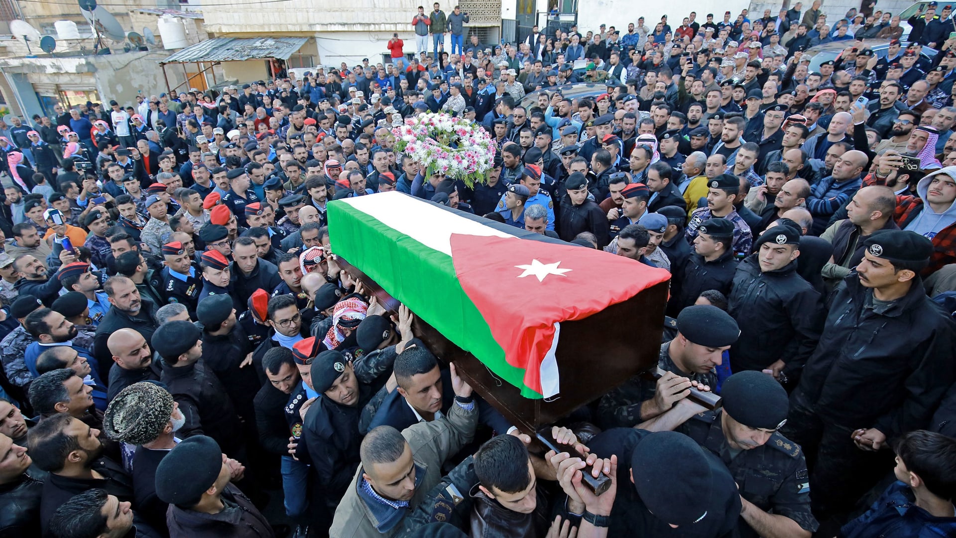 جنازة أحد شهداء عملية مداهمة لخلية إرهابية في الأردن 