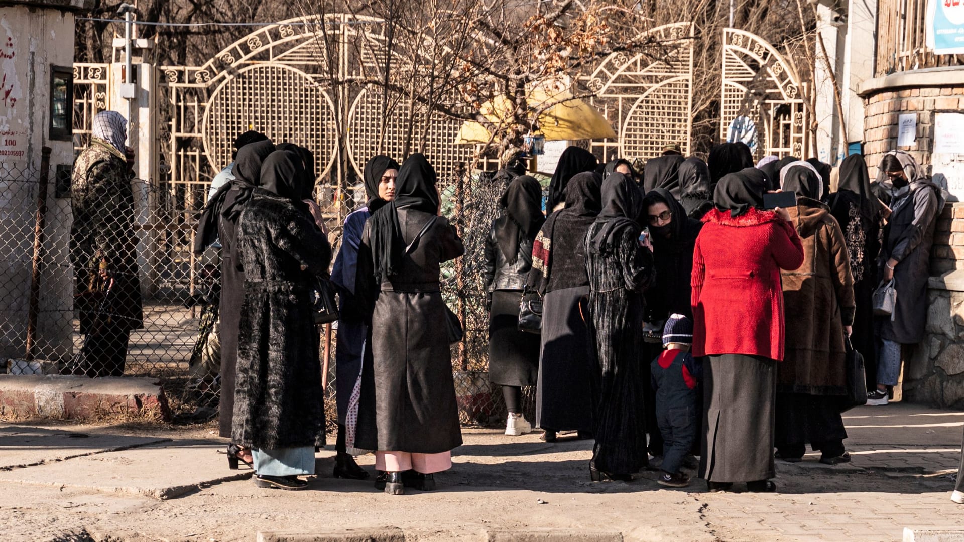 طالبان تمنع تعليم الفتيات الجامعيات في أفغانستان 