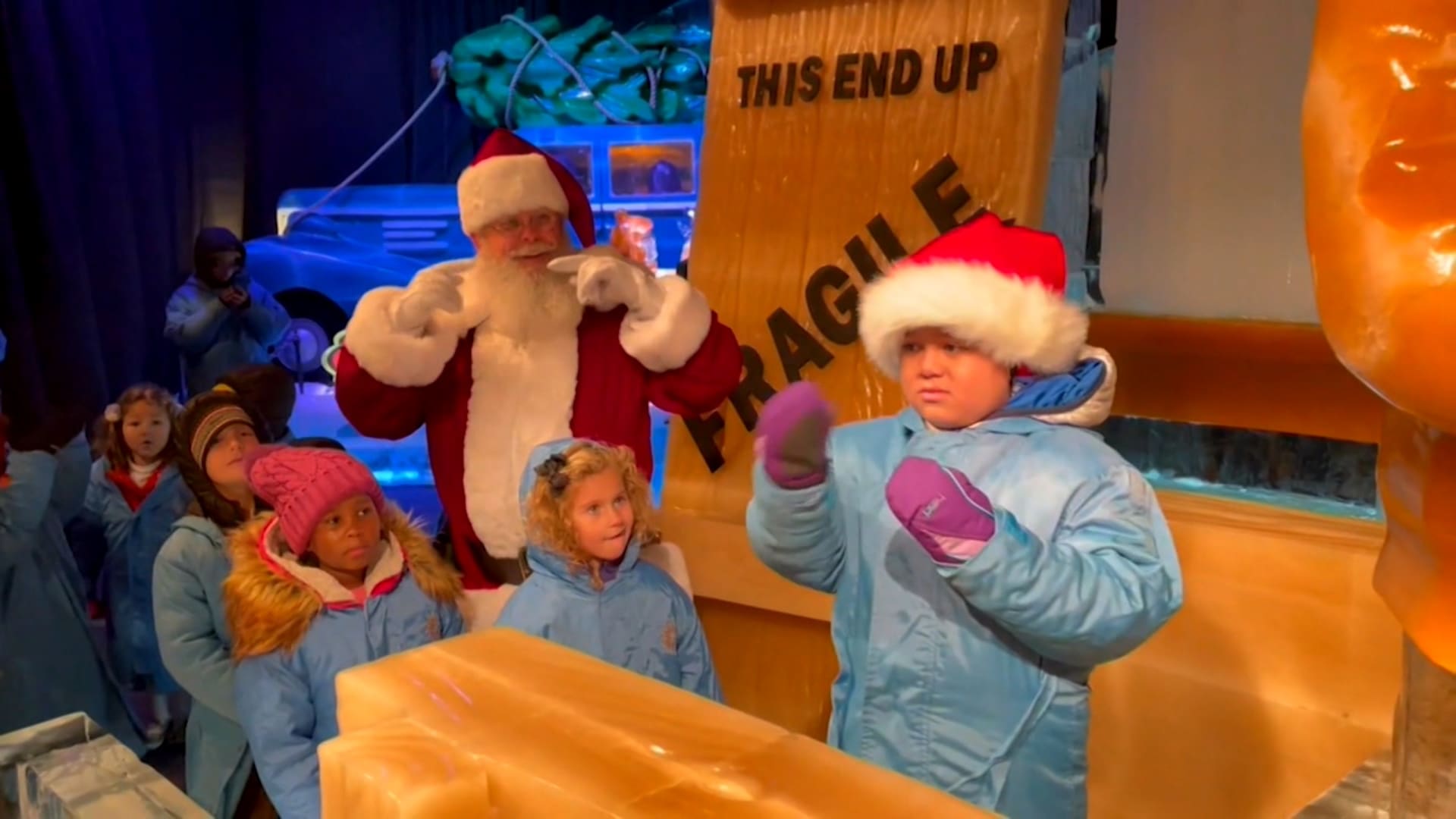 تعرف إلى بابا نويل المحترف الذي يجعل عيد الميلاد مميزًا للأطفال الصم