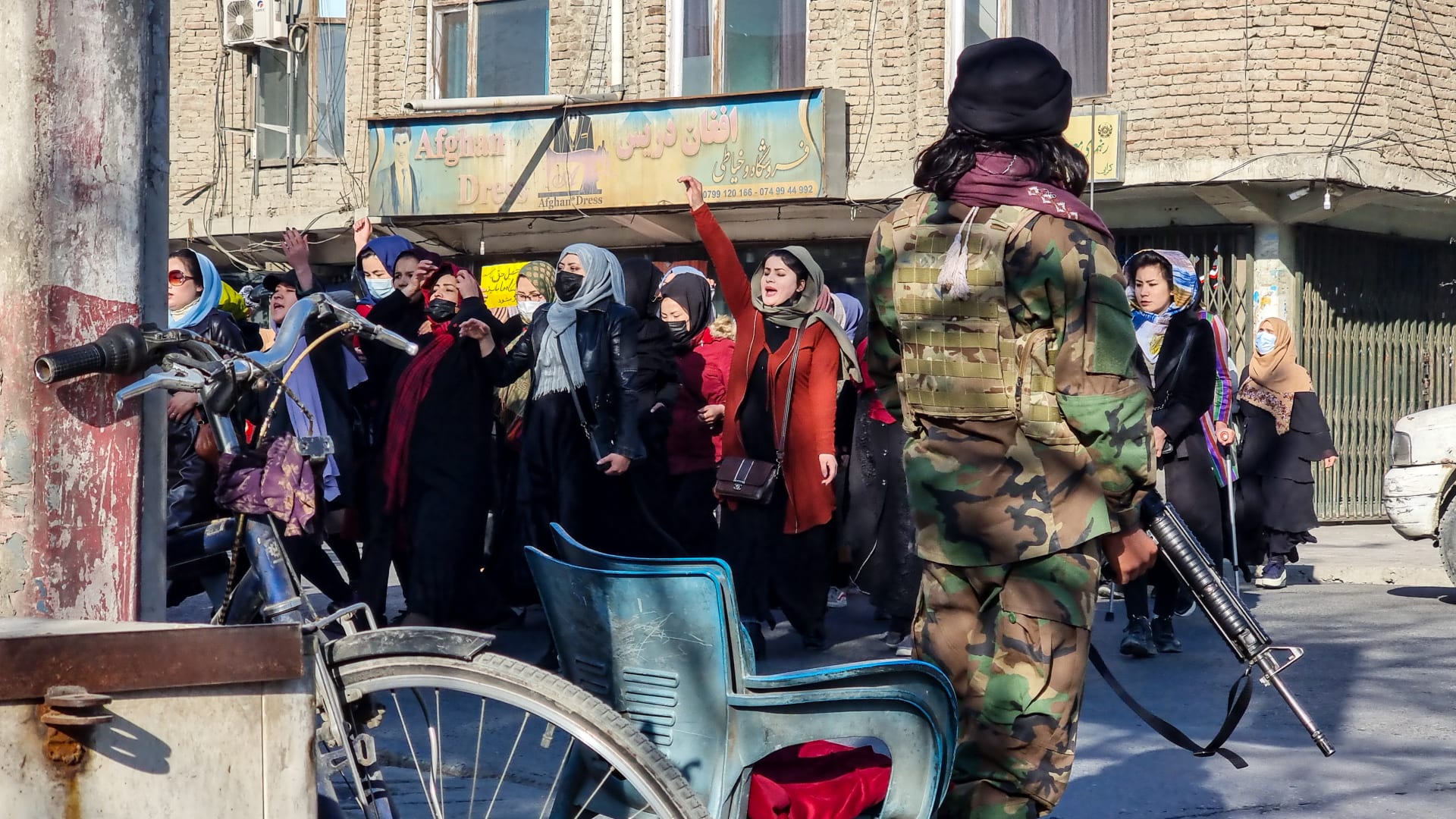 نساء بمسيرة احتجاجية على منع الفتيات من الجامعات في أفغانستان