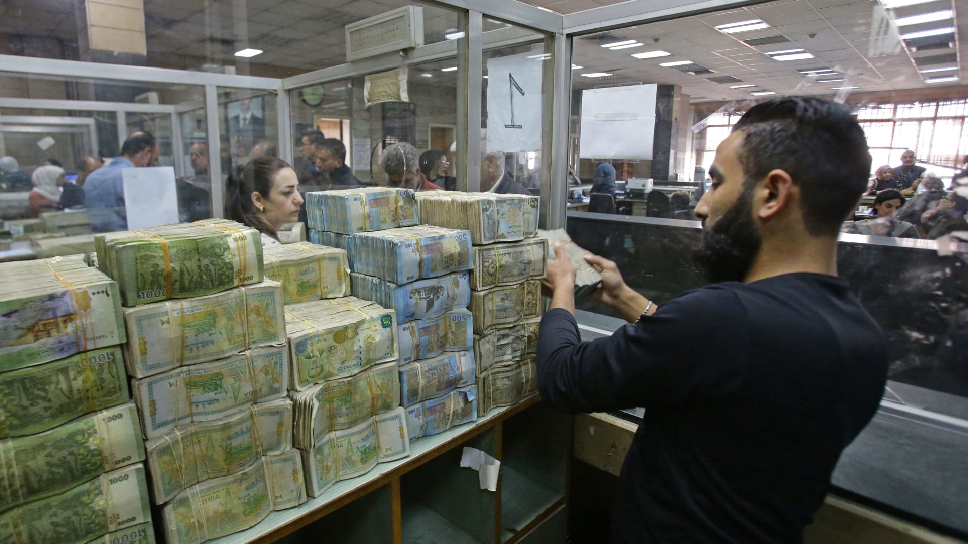 الليرة السورية تواصل هبوطها أمام الدولار 