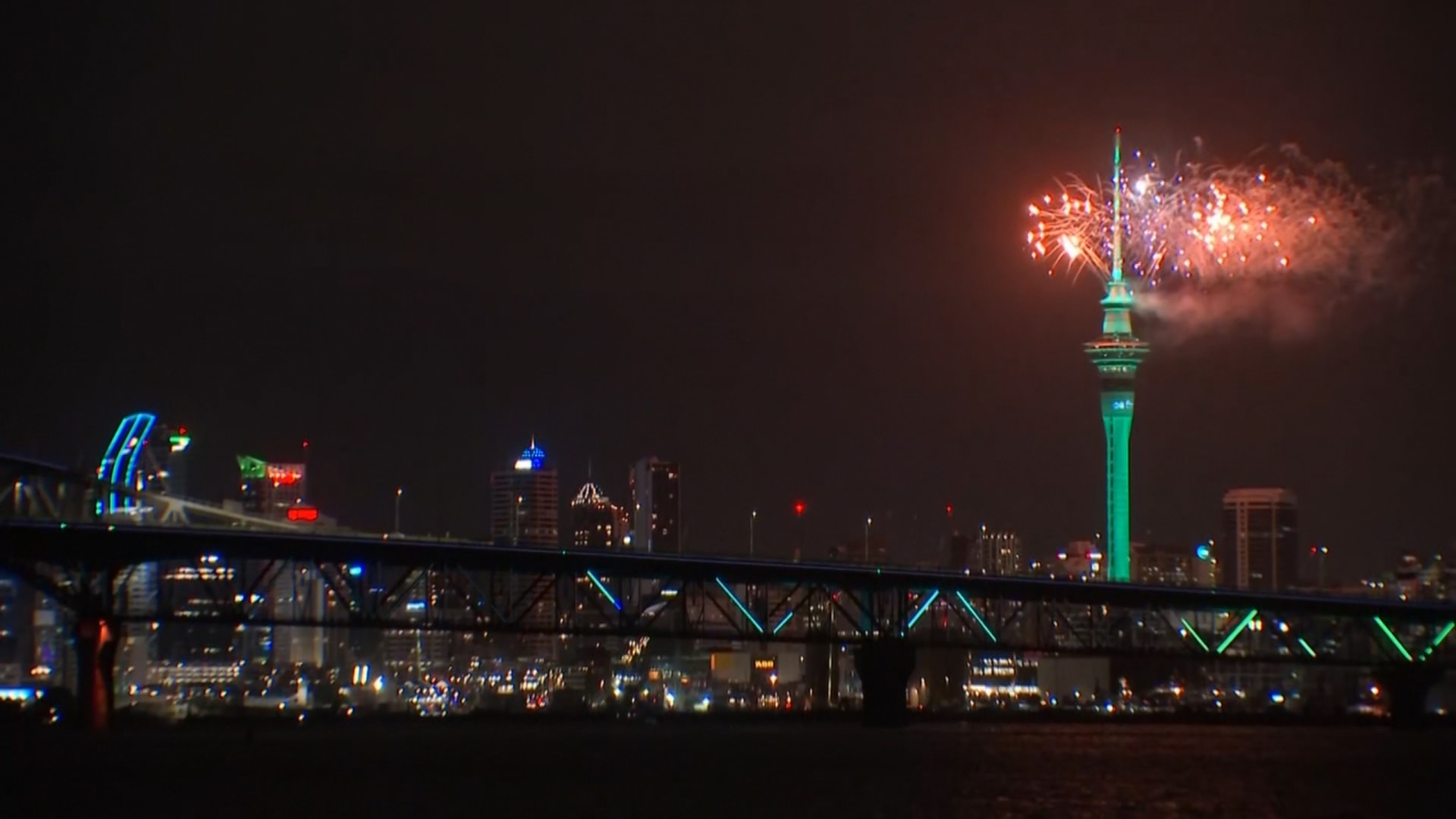 بعروض الألعاب النارية.. شاهد نيوزيلندا أول المحتفلين بالعام الجديد 2023