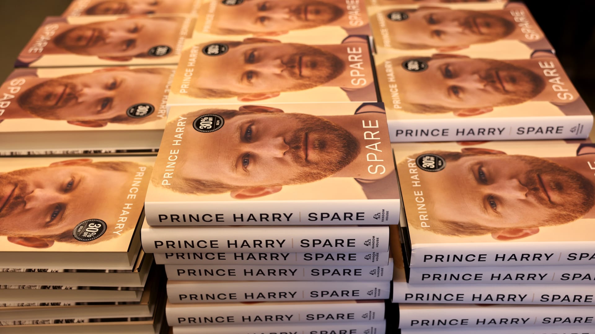 عرض مذكرات الأمير هاري بعد صدورها رسميا في ولاية إلينوي الأمريكية 