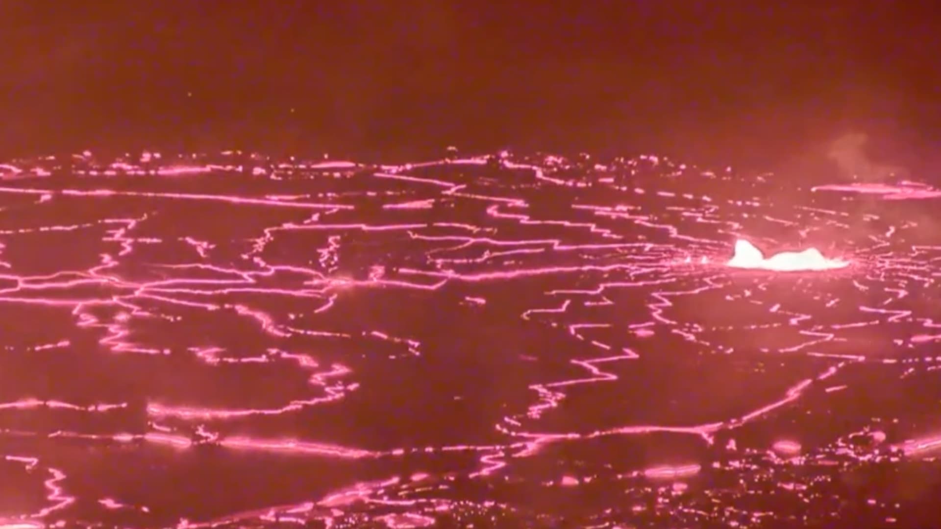 بحر ملتهب من الحمم البركانية.. شاهد ما رصدته كاميرا في جزيرة هاواي