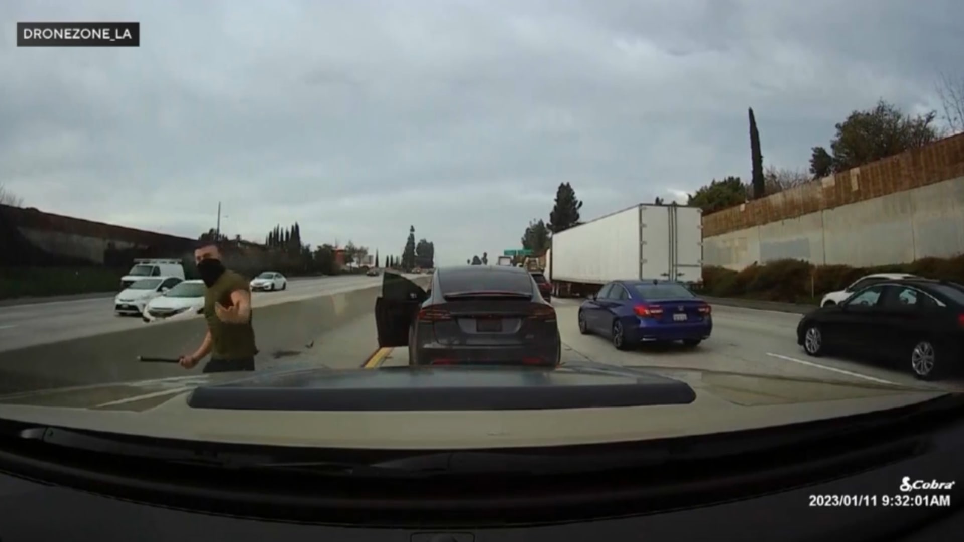مشهد مخيف رصدته كاميرا.. شاهد ما فعله سائق عندما حاول رجل تصويره بهاتفه على الطريق