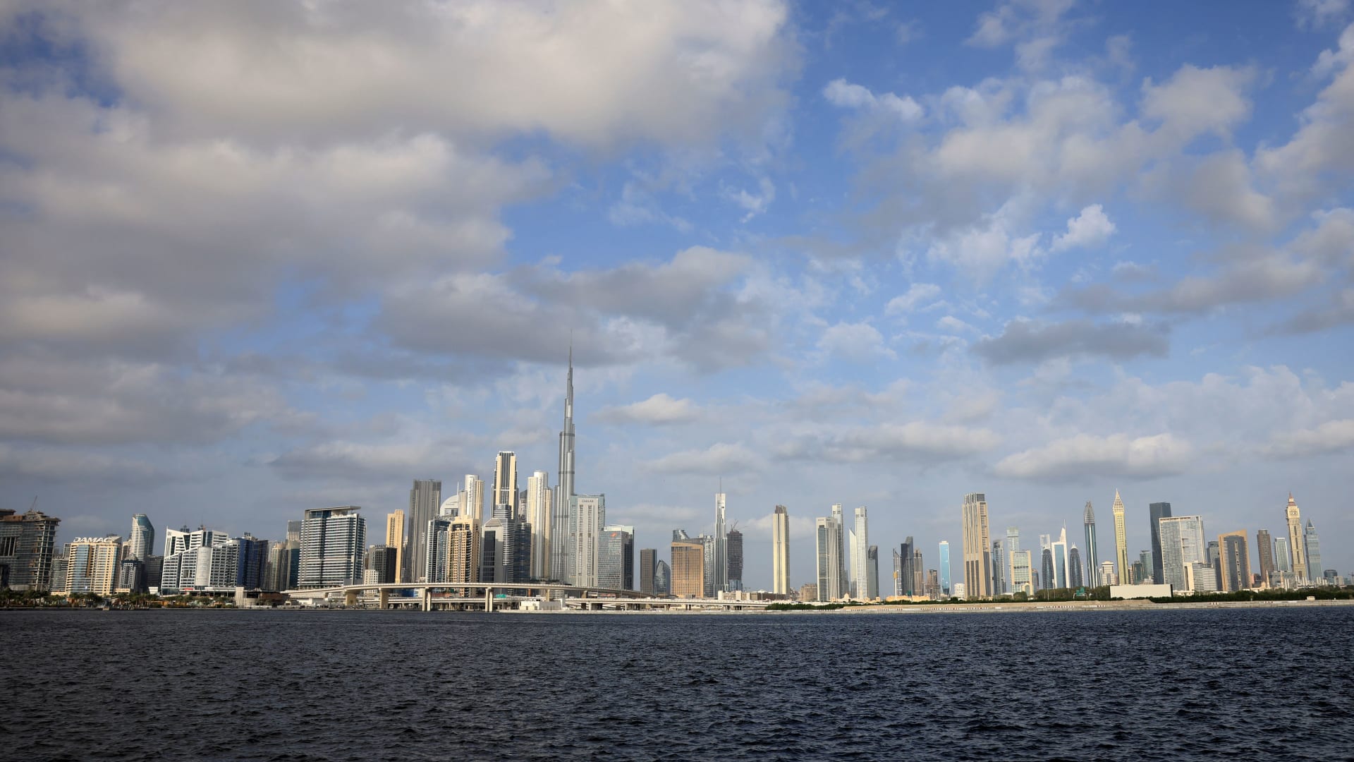منظر عام يظهر مدينة دبي مع برج خليفة أعلى مبنى في العالم