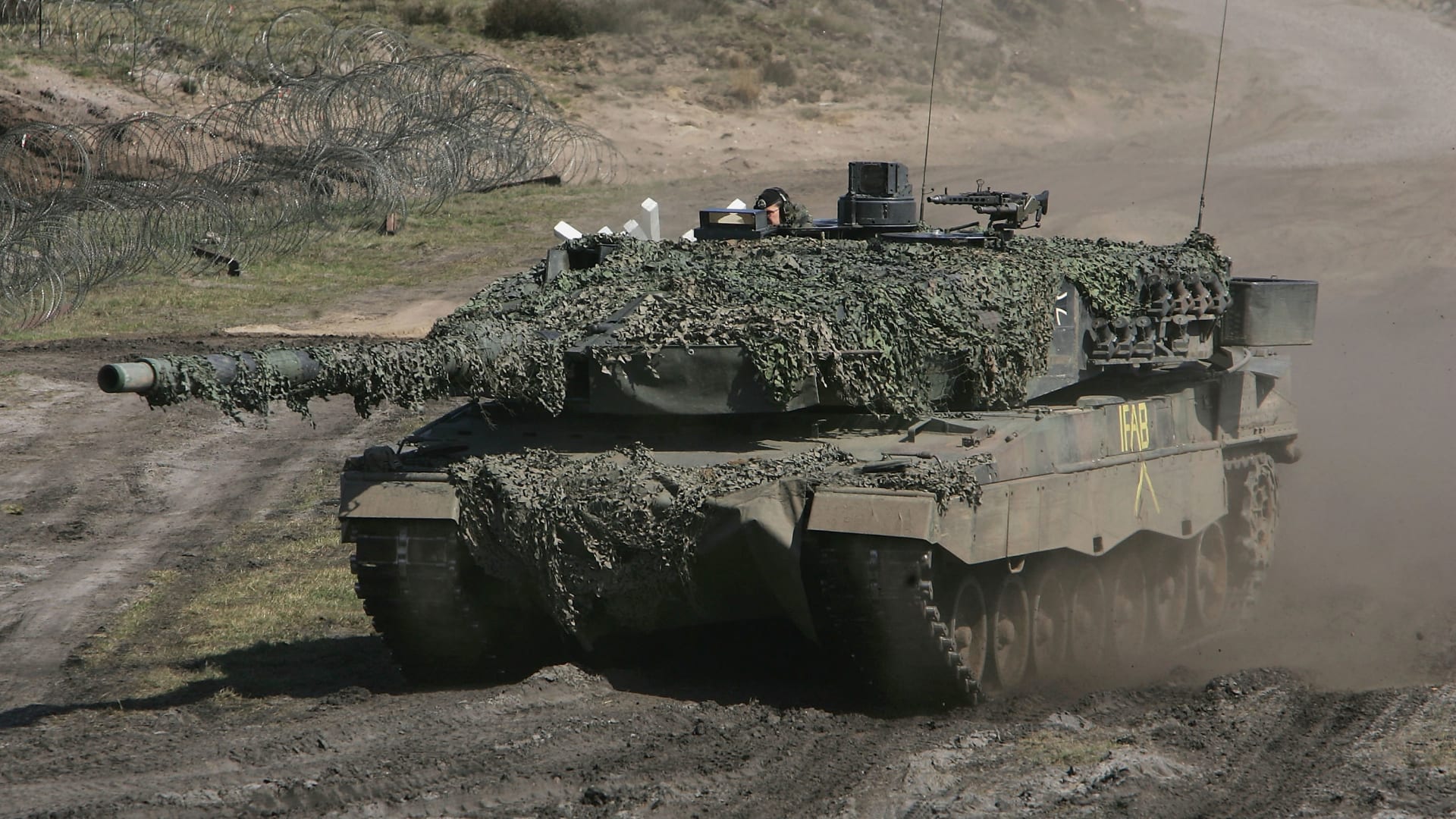 “الدبابة الأمريكية غير مناسبة“.. لماذا يريد الغرب تزويد أوكرانيا بدبابات “ليوبارد” الألمانية تحديدًا؟