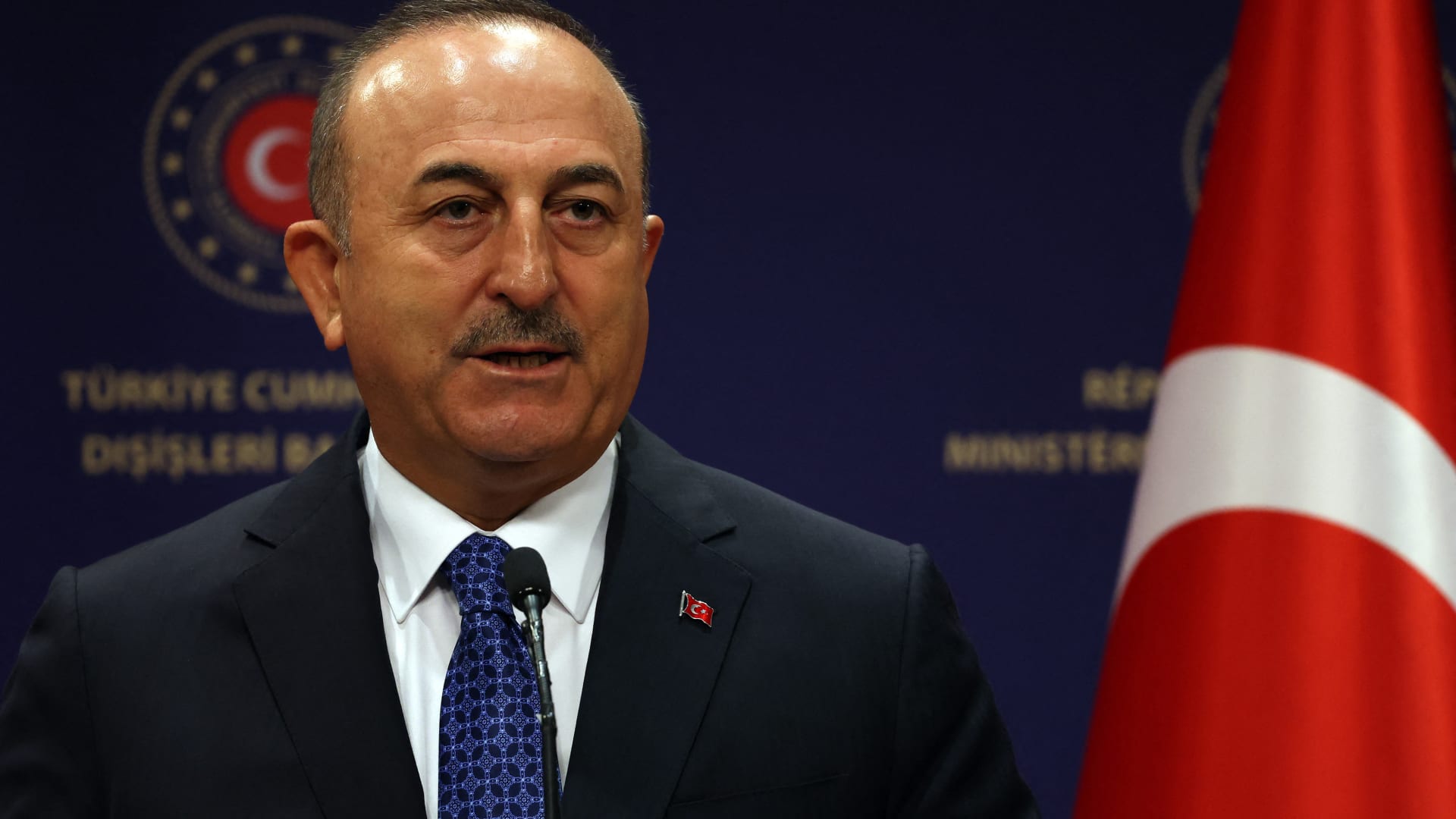 "الخارجية التركية" تستدعي سفير هولندا بعد إقدام متطرف على حرق القرآن