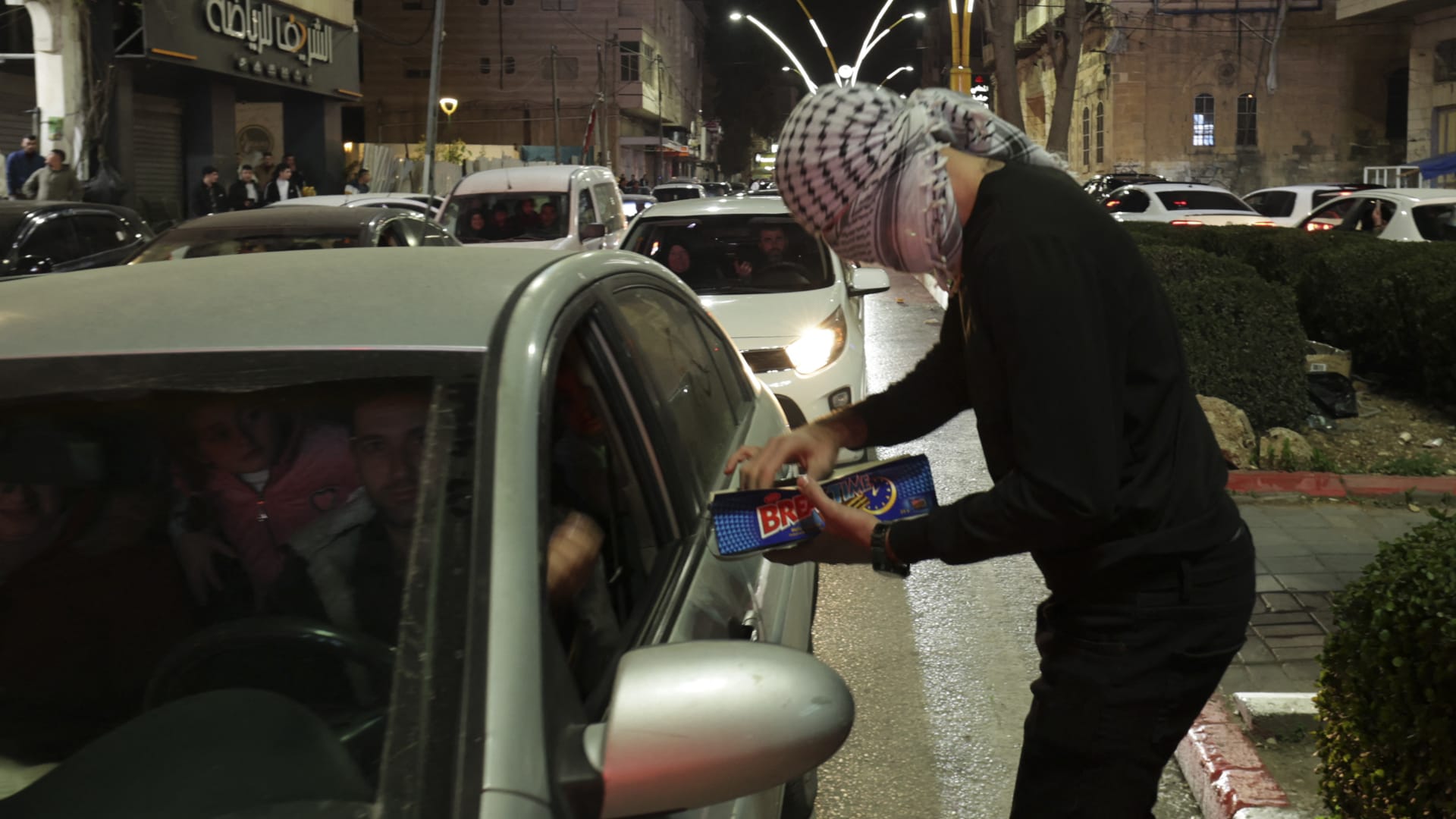 فلسطيني يوزع حلوى بالضفة الغربية بعد هجوم القدس 