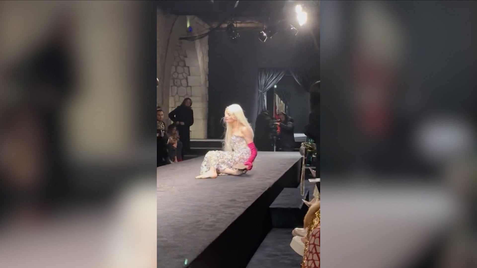 فيديو يظهر عارضة أزياء تقع على الممشى خلال عرض لفالتينو.. شاهد رد فعلها بعدما نهضت