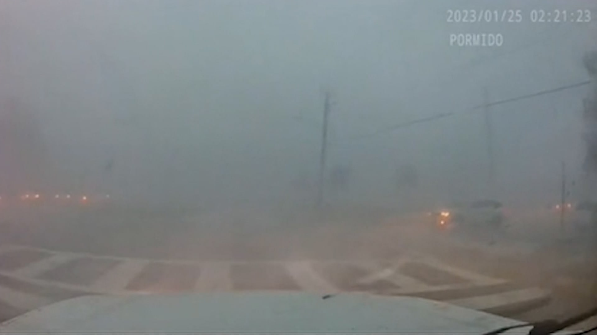 بكاء وذعر.. كاميرا ترصد ما حدث لعائلة أمريكية علقت سيارتهم وسط عاصفة قوية